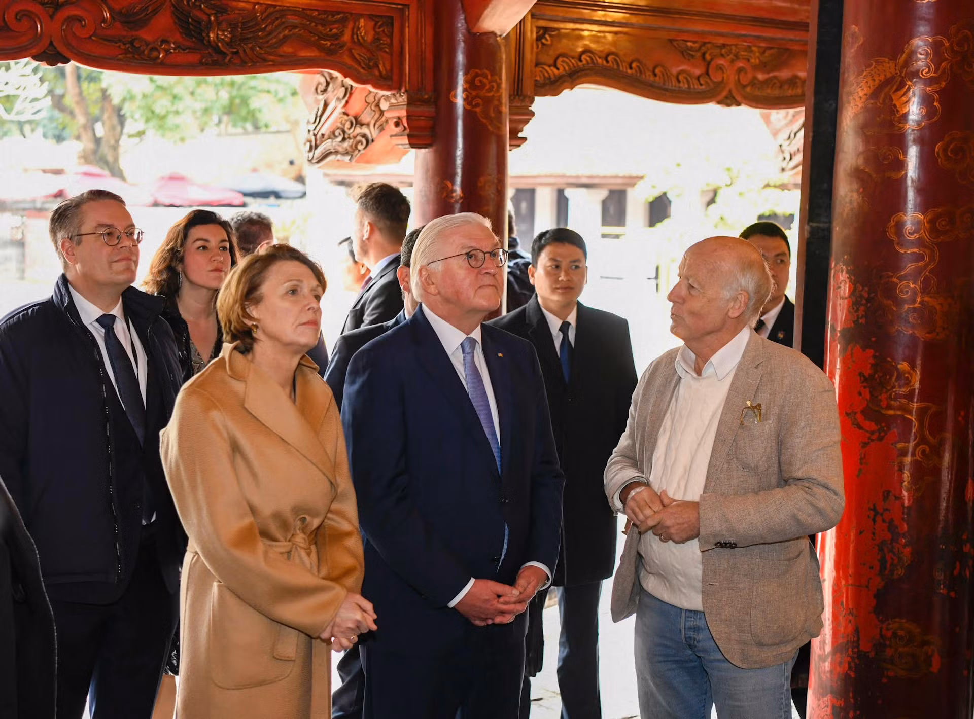 Tổng thống Cộng hòa Liên bang Đức và Phu nhân nghe giới thiệu về Văn Miếu - Quốc Tử Giám.