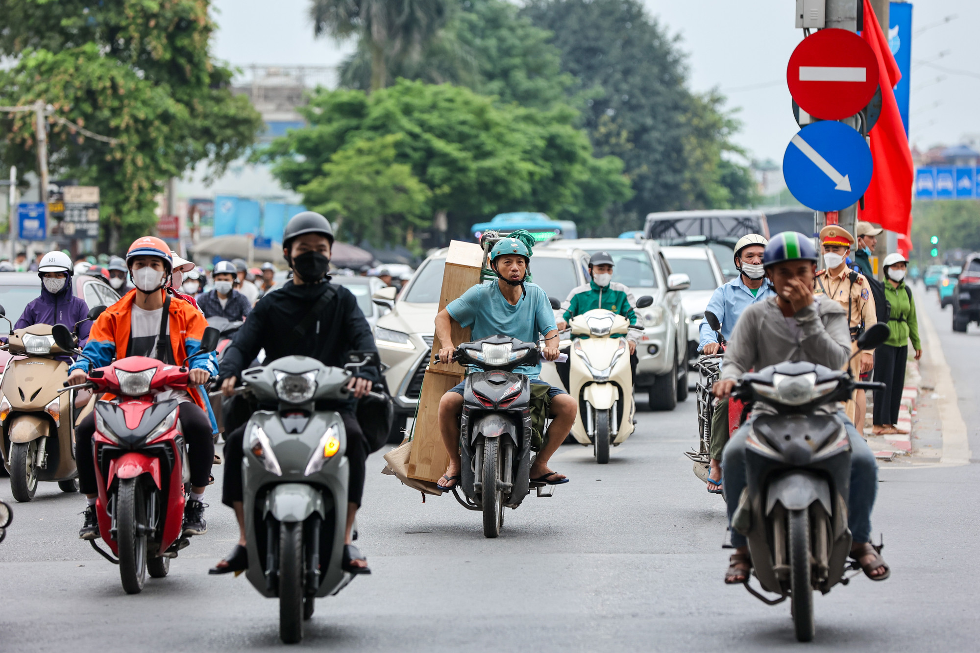 Thời tiết Hà Nội hôm nay tương đối mát mẻ giúp hành trình quay trở lại Hà Nội của người dân dễ dàng hơn rất nhiều. Thời tiết Hà Nội hôm nay tương đối mát mẻ giúp hành trình quay trở lại Hà Nội của người dân dễ dàng hơn rất nhiều.