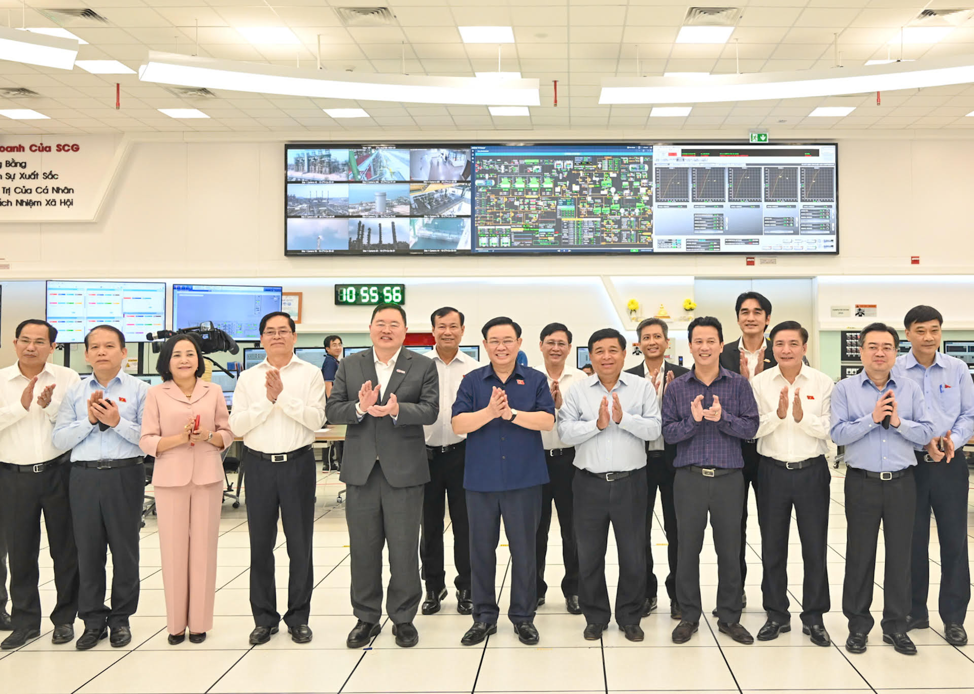 Chủ tịch Quốc hội Vương Đình Huệ cùng đoàn công tác với lãnh đạo, cán bộ, kỹ sư và nhân viên Dự án Tổ hợp hóa dầu Long Sơn.