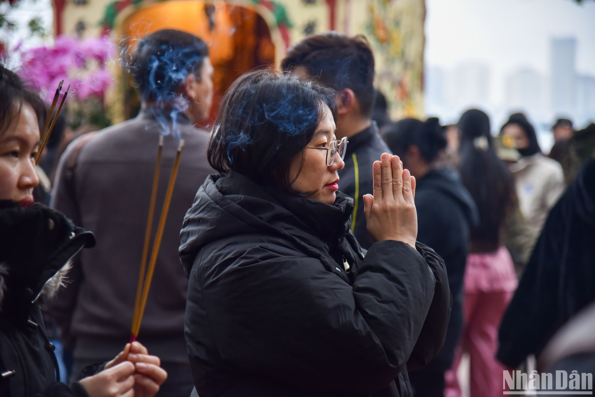 Ai ai cũng thành tâm dâng hương tại phủ Tây Hồ, mang lại bầu không khí linh thiêng trong ngày Rằm tháng Giêng.