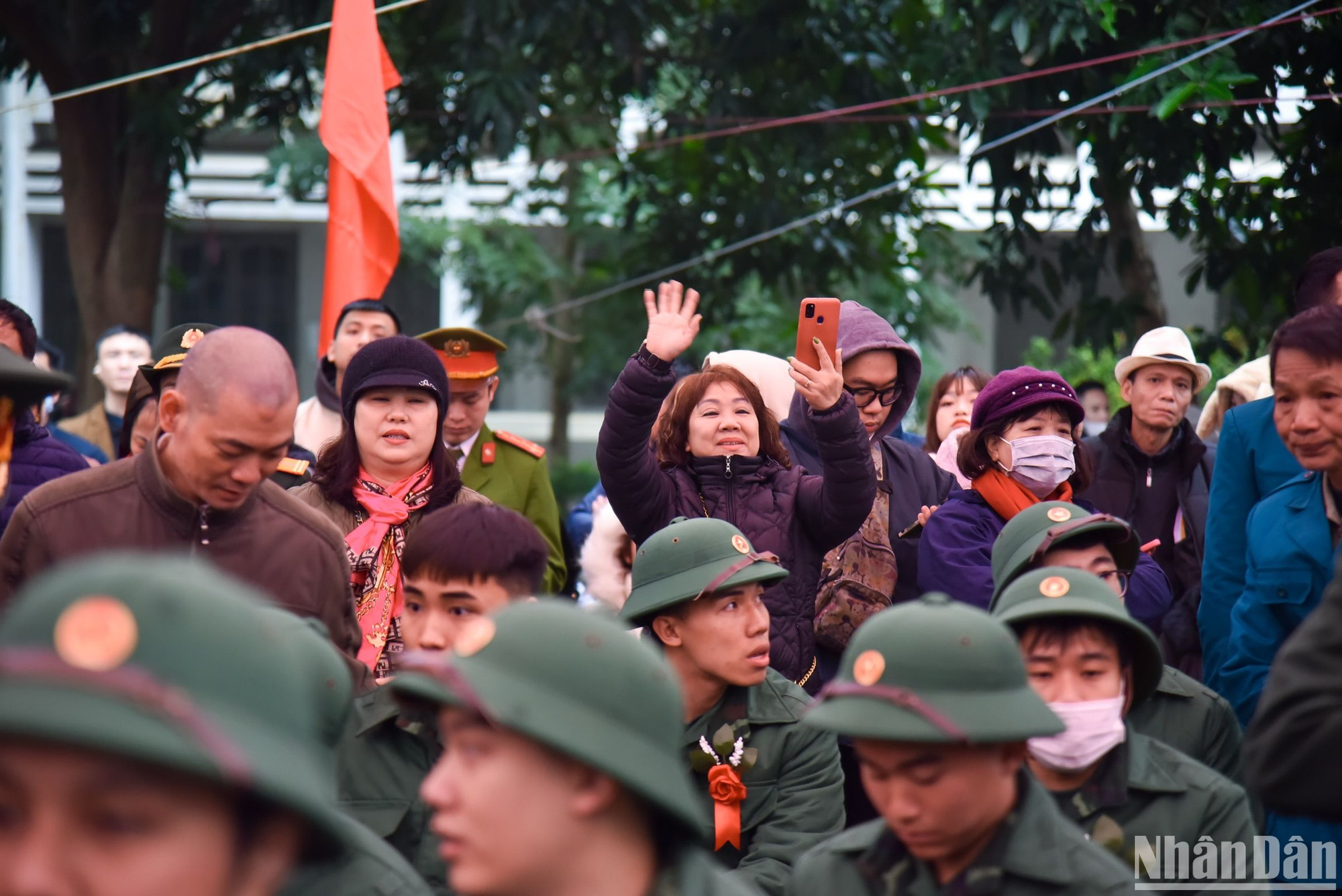 Mặc dù tiết trời Hà Nội sáng nay mưa và khá rét, nhiệt độ giảm sâu chỉ còn 14 độ C, nhưng rất đông người nhà của các tân binh đã đến để động viên, cổ vũ tinh thần cho con em mình lên đường thực hiện nghĩa vụ thiêng liêng với Tổ quốc.