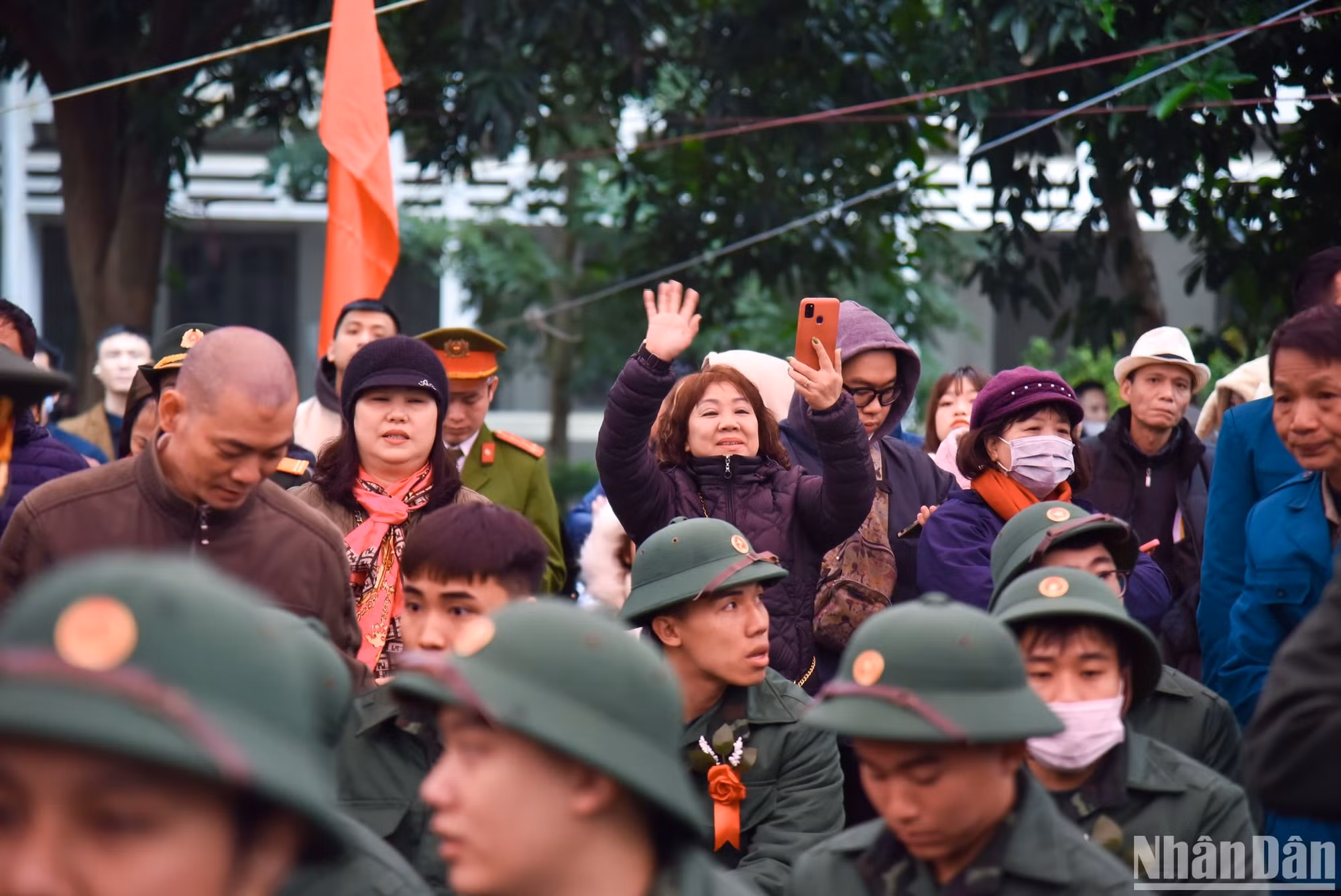 Mặc dù tiết trời Hà Nội sáng nay mưa và khá rét, nhiệt độ giảm sâu chỉ còn 14 độ C, nhưng rất đông người nhà của các tân binh đã đến để động viên, cổ vũ tinh thần cho con em mình lên đường thực hiện nghĩa vụ thiêng liêng với Tổ quốc.