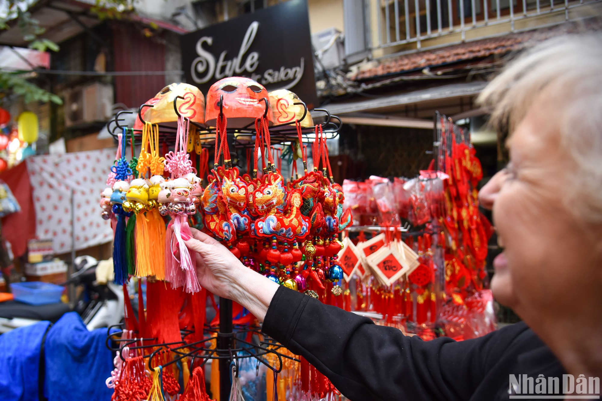 Du khách nước ngoài tỏ ra thích thú với những đồ vật trang trí được bày bán tại đây.