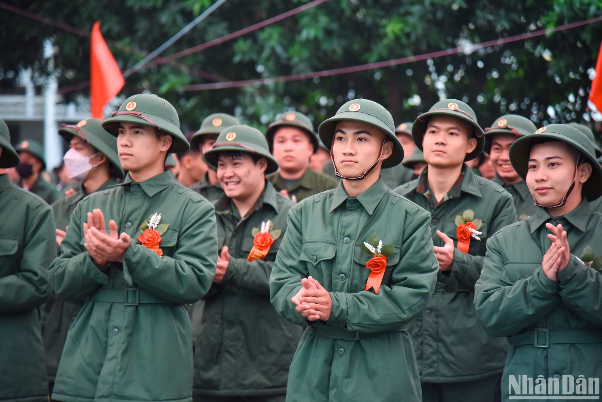 Thanh niên Thủ đô phấn khởi trong ngày nhập ngũ, chính thức là chiến sĩ bước vào hàng ngũ của Quân đội. Năm nay, Ban Chỉ huy Quân sự quận Hai Bà Trưng đã phối hợp với các cơ quan, đơn vị liên quan tổ chức bồi dưỡng nhận thức về Đảng cho 58 thanh niên ưu tú, trong đó có 2 thanh niên ưu tú được kết nạp Đảng trước khi lên đường nhập ngũ trong dịp này.