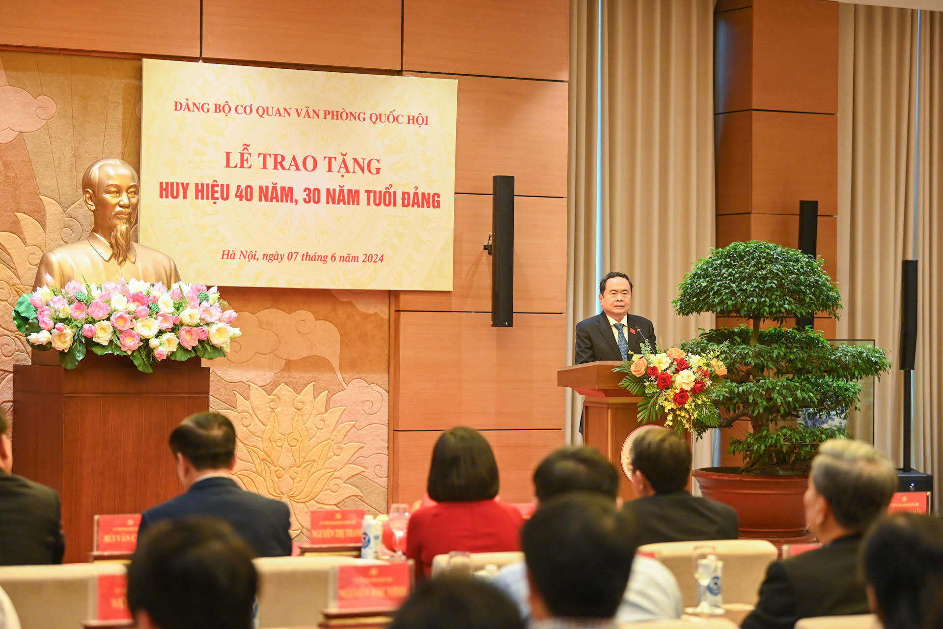 Quang cảnh buổi lễ trao tặng Huy hiệu 40 năm, 30 năm tuổi Đảng tại Nhà Quốc hội.