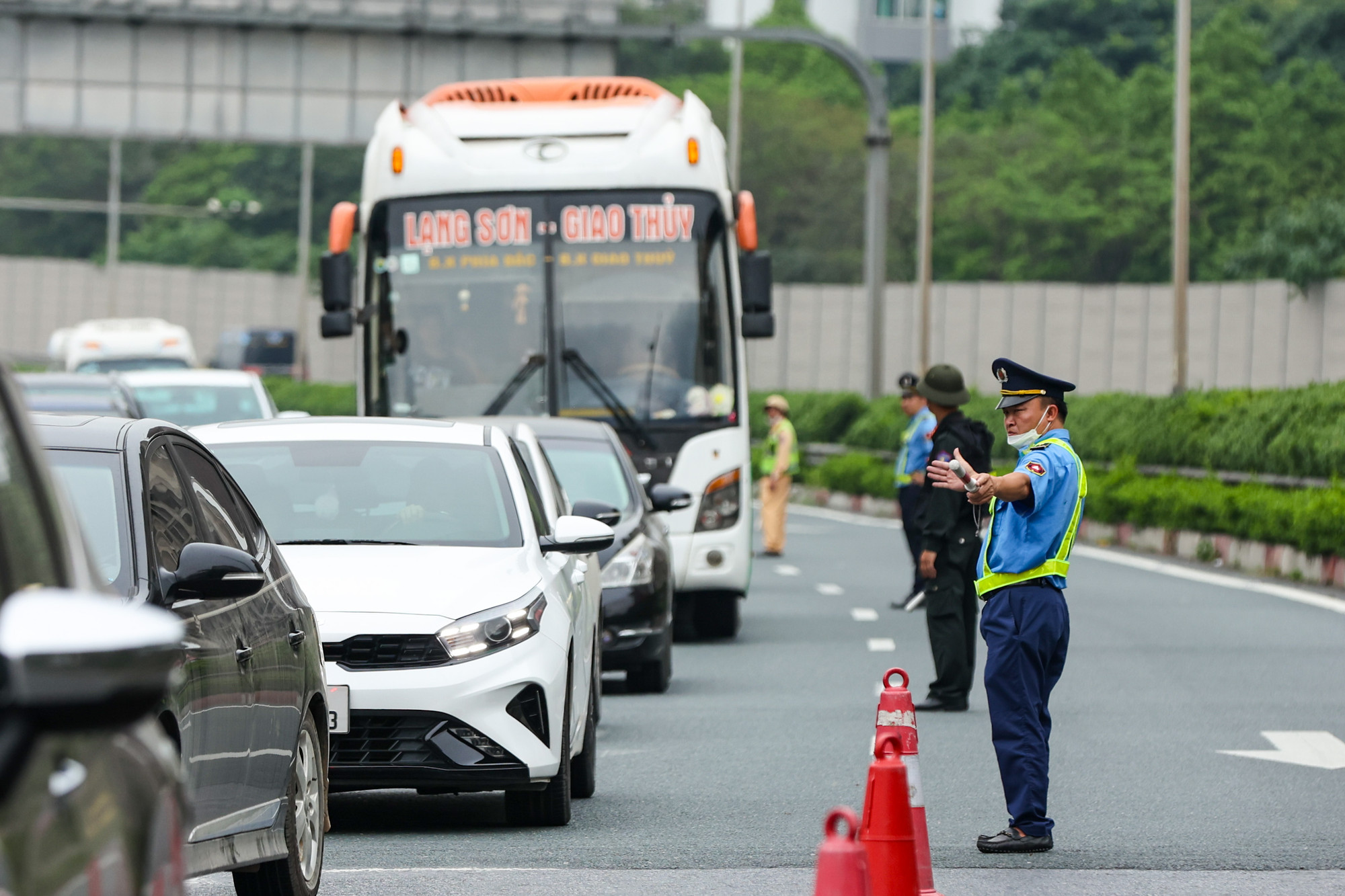 Lực lượng chức năng đã túc trực sẵn trên đường, điều tiết giao thông để người dân có thể thuận lợi trên đường quay trở về Thủ đô. Lực lượng chức năng đã túc trực sẵn trên đường, điều tiết giao thông để người dân có thể thuận lợi trên đường quay trở về Thủ đô.