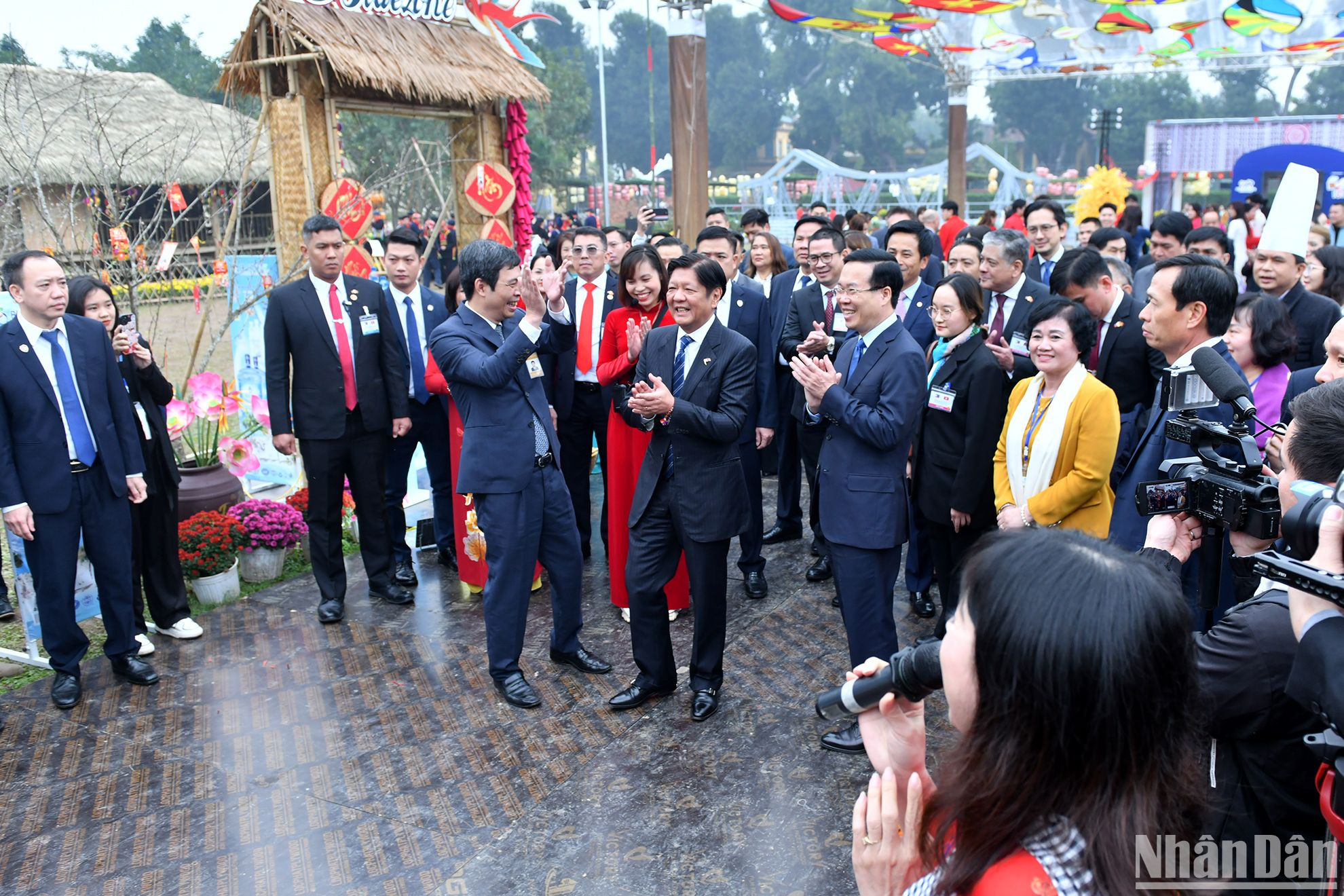 Chủ tịch nước Võ Văn Thưởng và Tổng thống Philippines Ferdinand Marcos Jr. thưởng thức các tiết mục nghệ thuật tại không gian Tết Việt 2024 tại Hoàng thành Thăng Long (Hà Nội).