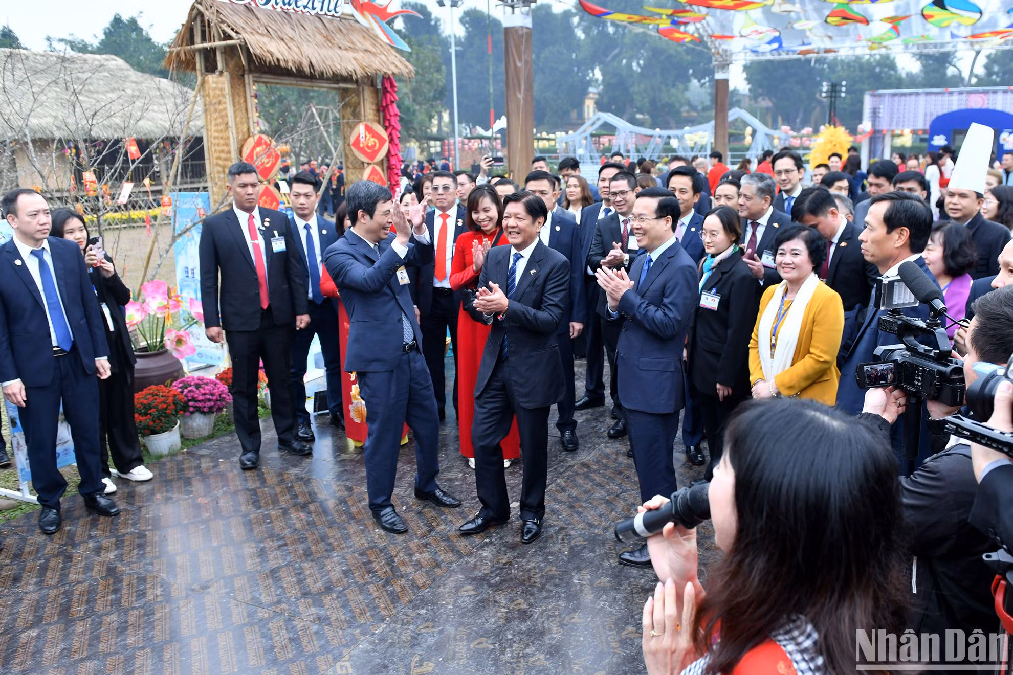 Chủ tịch nước Võ Văn Thưởng và Tổng thống Philippines Ferdinand Marcos Jr. thưởng thức các tiết mục nghệ thuật tại không gian Tết Việt 2024 tại Hoàng thành Thăng Long (Hà Nội).