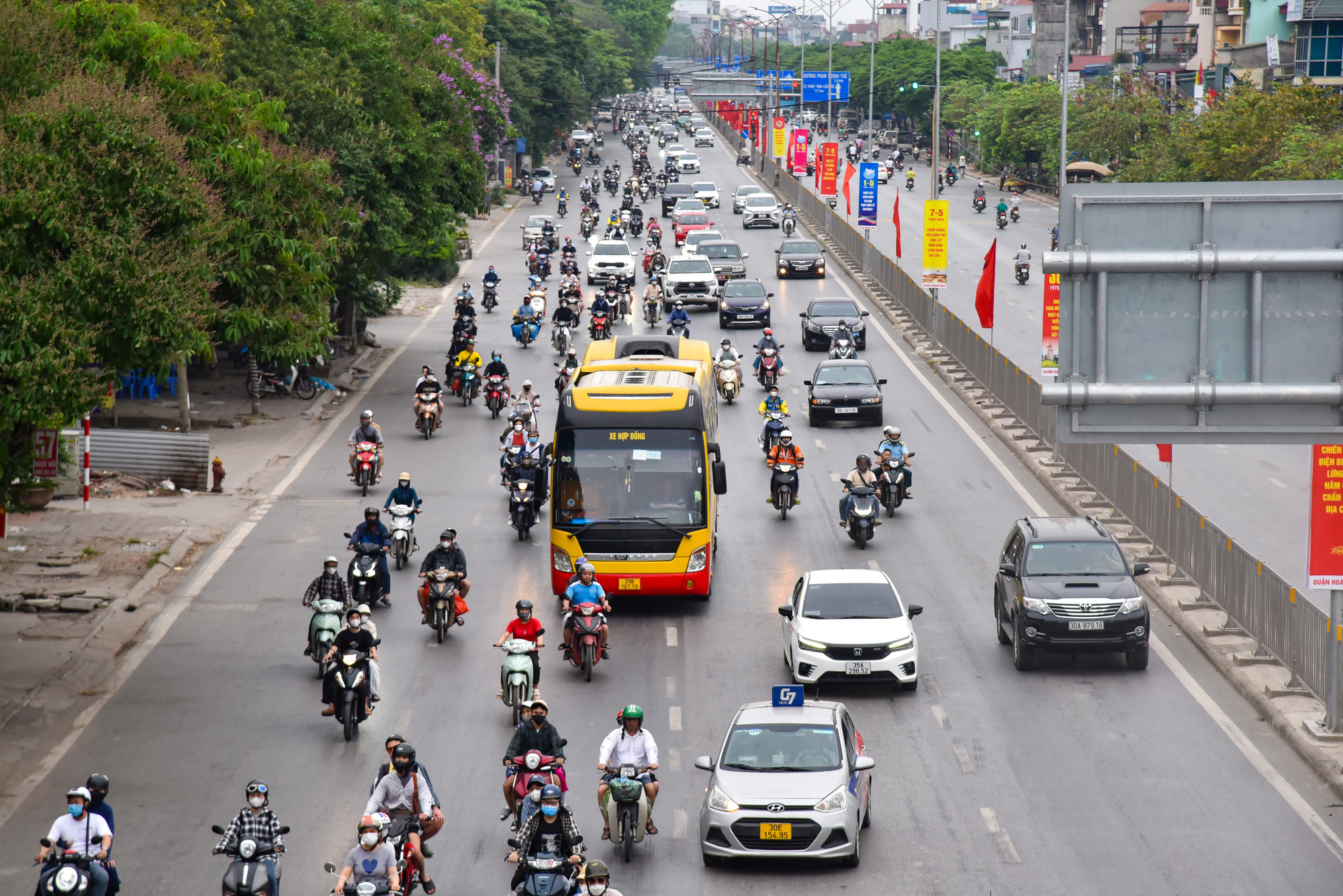 Từ đầu giờ chiều ngày hôm nay (1/5), cửa ngõ phía nam của Thủ đô được ghi nhận có rất nhiều phương tiện di chuyển hướng về phía nội thành. Tại đây đa phần là người dân quay trở lại Hà Nội sau kỳ nghỉ lễ 30/4, 1/5 kéo dài lên đến 5 ngày. Từ đầu giờ chiều ngày hôm nay (1/5), cửa ngõ phía nam của Thủ đô được ghi nhận có rất nhiều phương tiện di chuyển hướng về phía nội thành. Tại đây đa phần là người dân quay trở lại Hà Nội sau kỳ nghỉ lễ 30/4, 1/5 kéo dài lên đến 5 ngày.