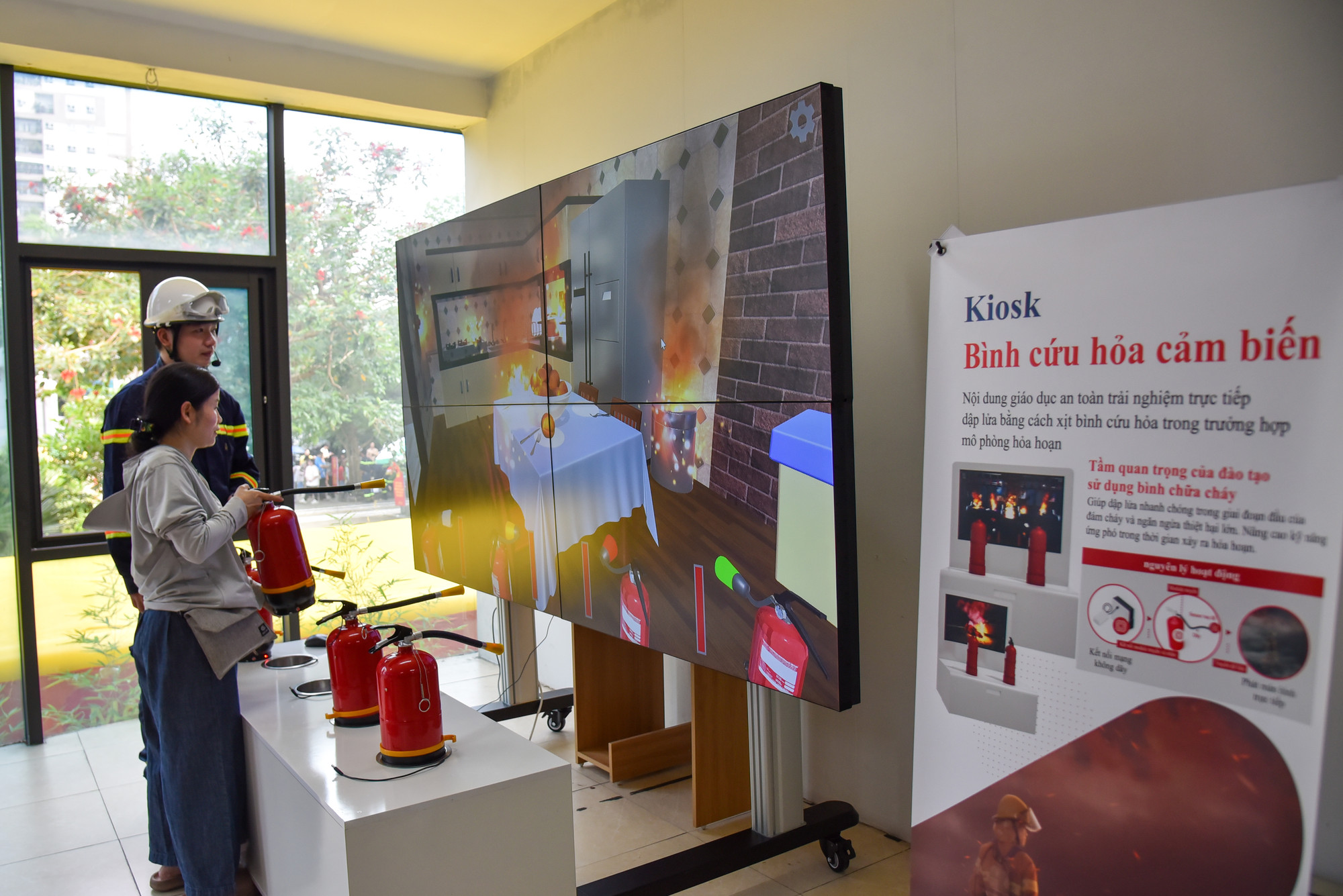 Người dân tham gia trải nghiệm bình cứu hỏa cảm biến nhằm học cách sử dụng bình chữa cháy trong trường hợp khẩn cấp.