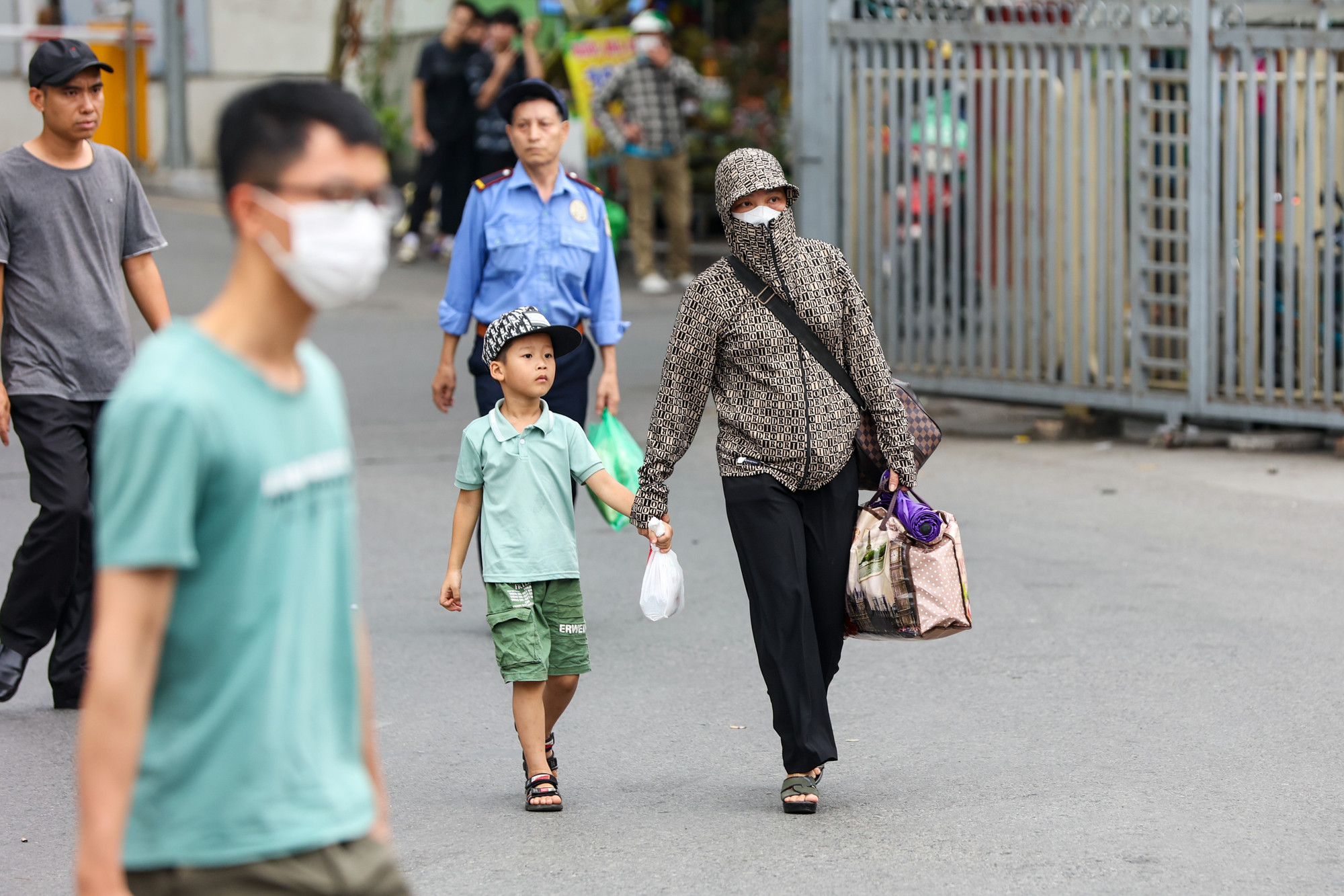 Nhiều em nhỏ cùng bố mẹ quay trở lại Thủ đô sau hành trình dài bằng xe khách. Nhiều em nhỏ cùng bố mẹ quay trở lại Thủ đô sau hành trình dài bằng xe khách.