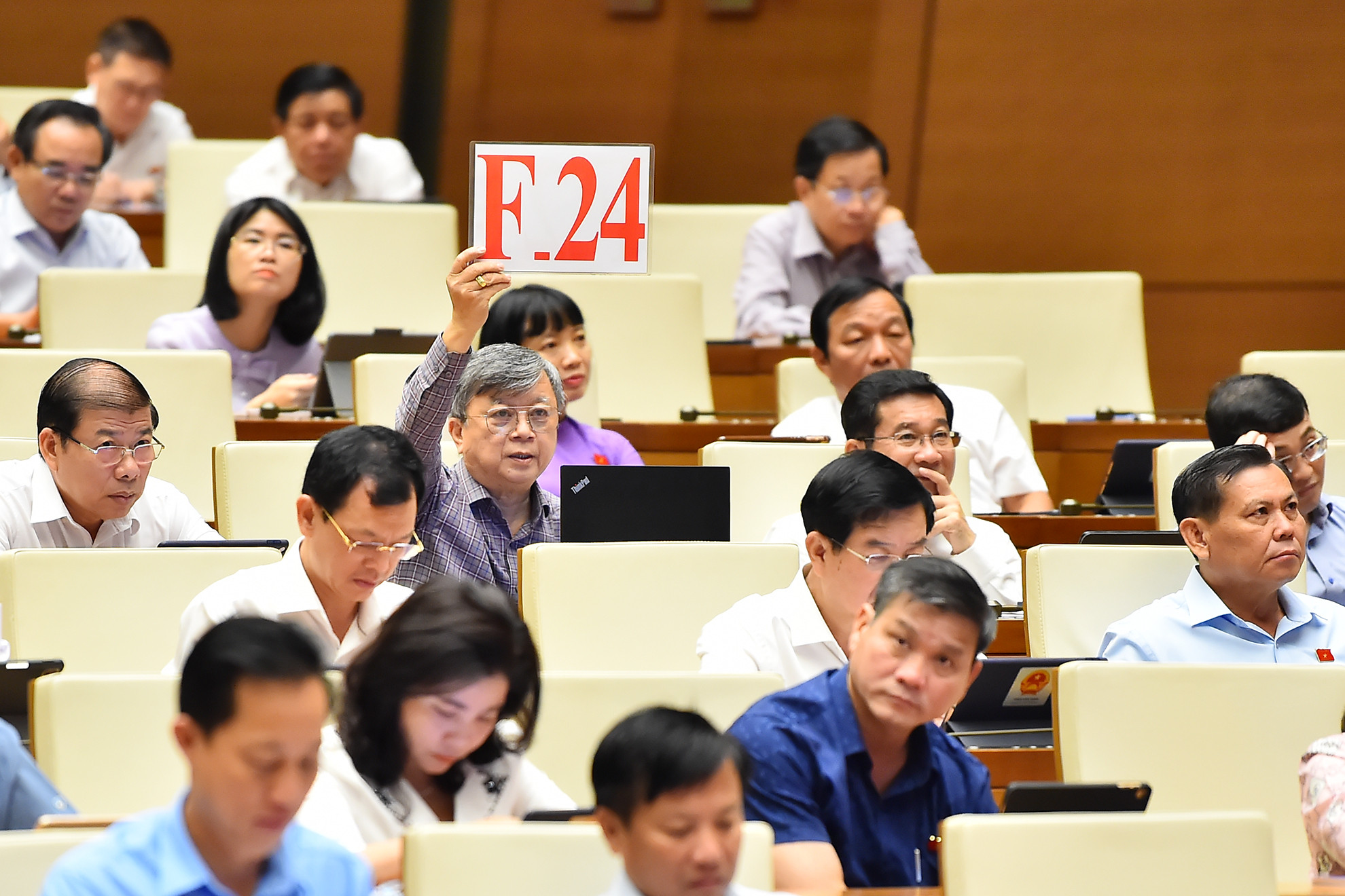 Phiên chất vấn và trả lời chất vấn của Bộ trưởng Công thương Nguyễn Hồng Diễn diễn ra sôi nổi, tích cực với nhiều ý kiến tranh luận tới từ các đại biểu Quốc hội. Trong ảnh: Đại biểu Quốc hội Thành phố Hồ Chí Minh Trương Trọng Nghĩa giơ biển tranh luận.