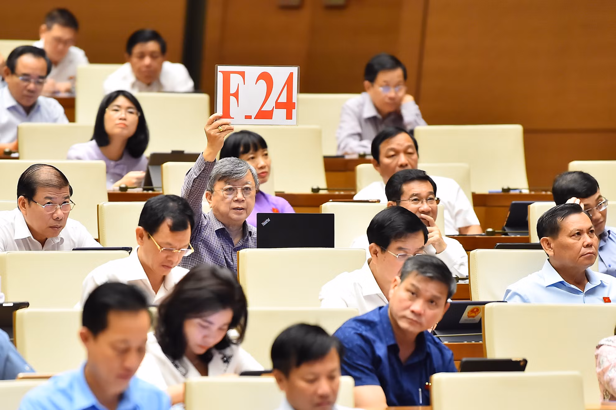 Phiên chất vấn và trả lời chất vấn của Bộ trưởng Công thương Nguyễn Hồng Diễn diễn ra sôi nổi, tích cực với nhiều ý kiến tranh luận tới từ các đại biểu Quốc hội. Trong ảnh: Đại biểu Quốc hội Thành phố Hồ Chí Minh Trương Trọng Nghĩa giơ biển tranh luận.