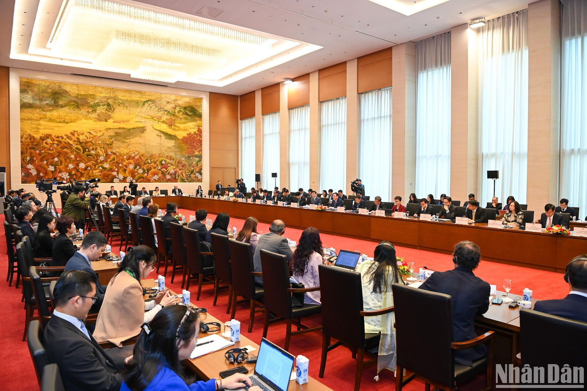 Quang cảnh cuộc làm việc tại Nhà Quốc hội.