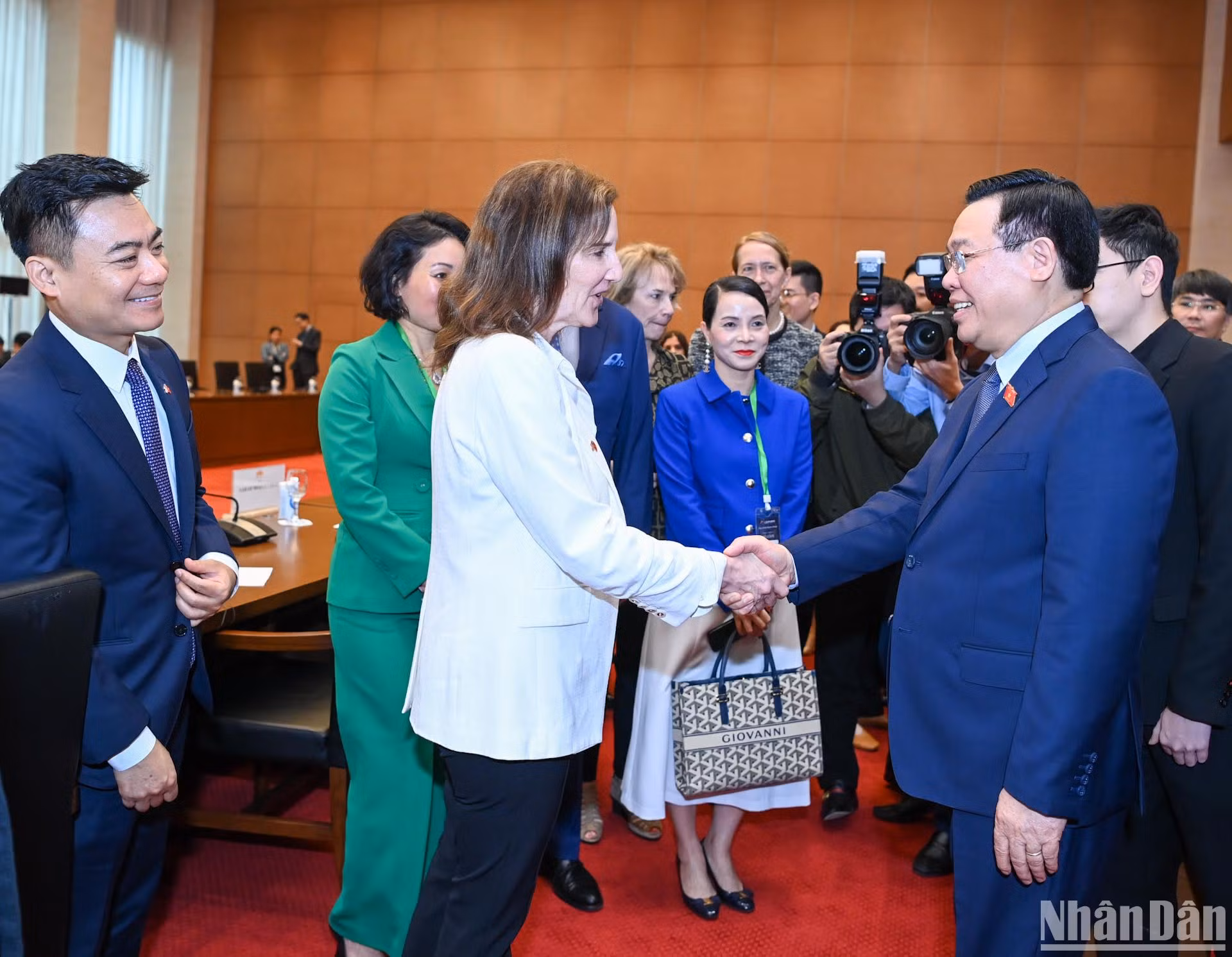 Chủ tịch Quốc hội Vương Đình Huệ với các doanh nghiệp USABC dự cuộc làm việc.