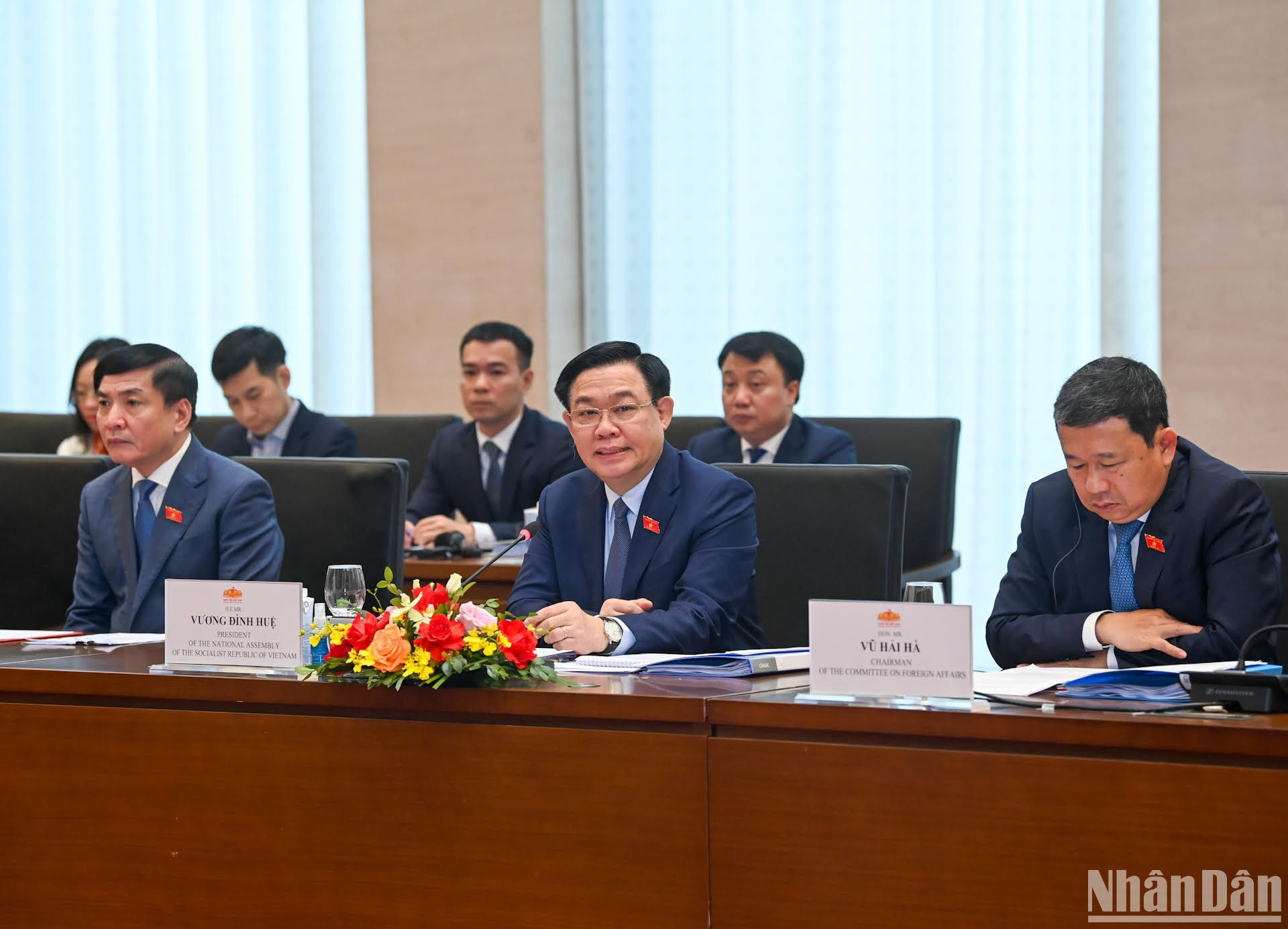 Chủ tịch Quốc hội Vương Đình Huệ giải đáp thắc mắc, kiến nghị của các doanh nghiệp USABC tại cuộc làm việc.