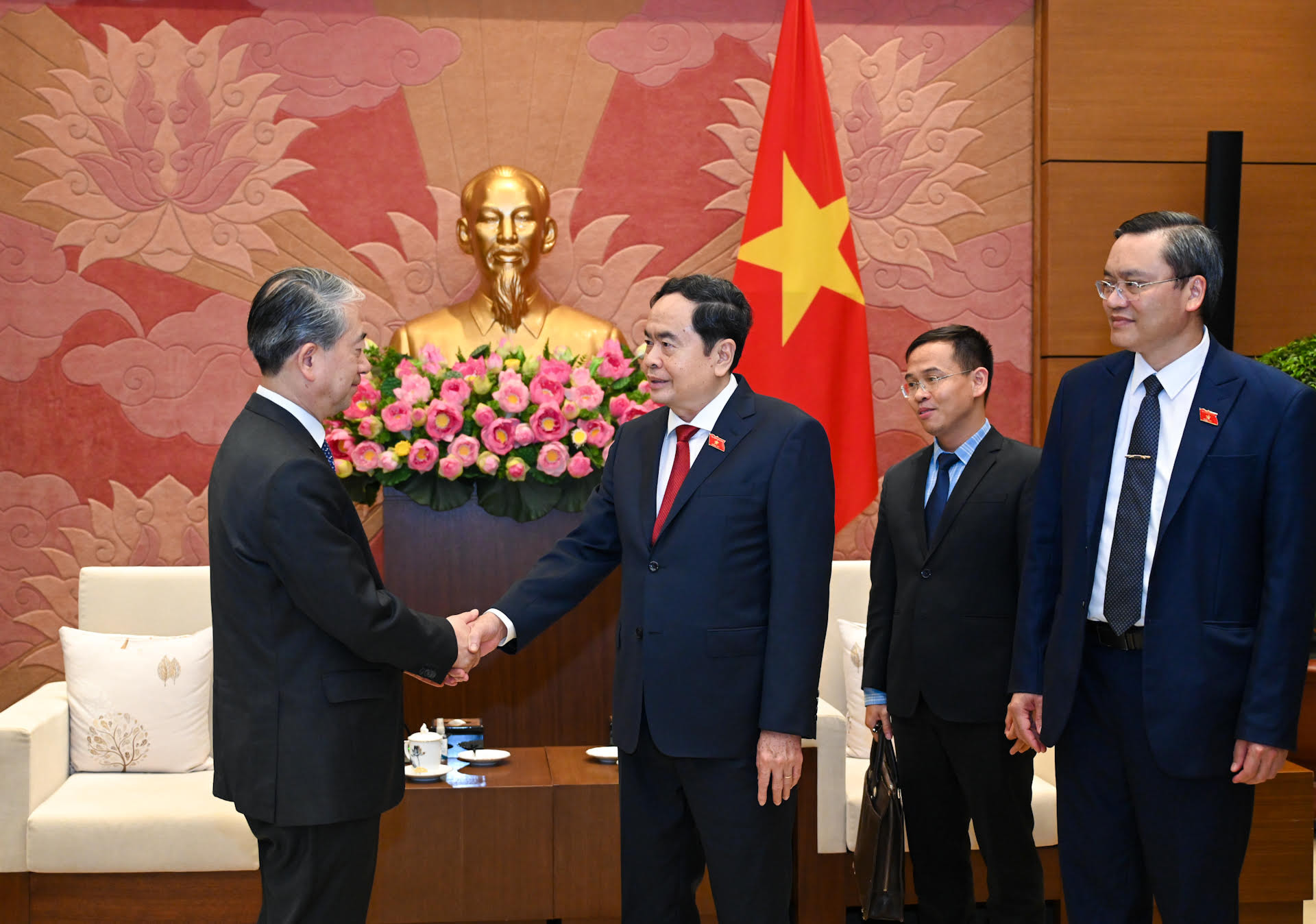 Chủ tịch Quốc hội Trần Thanh Mẫn trao đổi với Đại sứ Trung Quốc Hùng Ba. Chủ tịch Quốc hội Trần Thanh Mẫn trao đổi với Đại sứ Trung Quốc Hùng Ba.