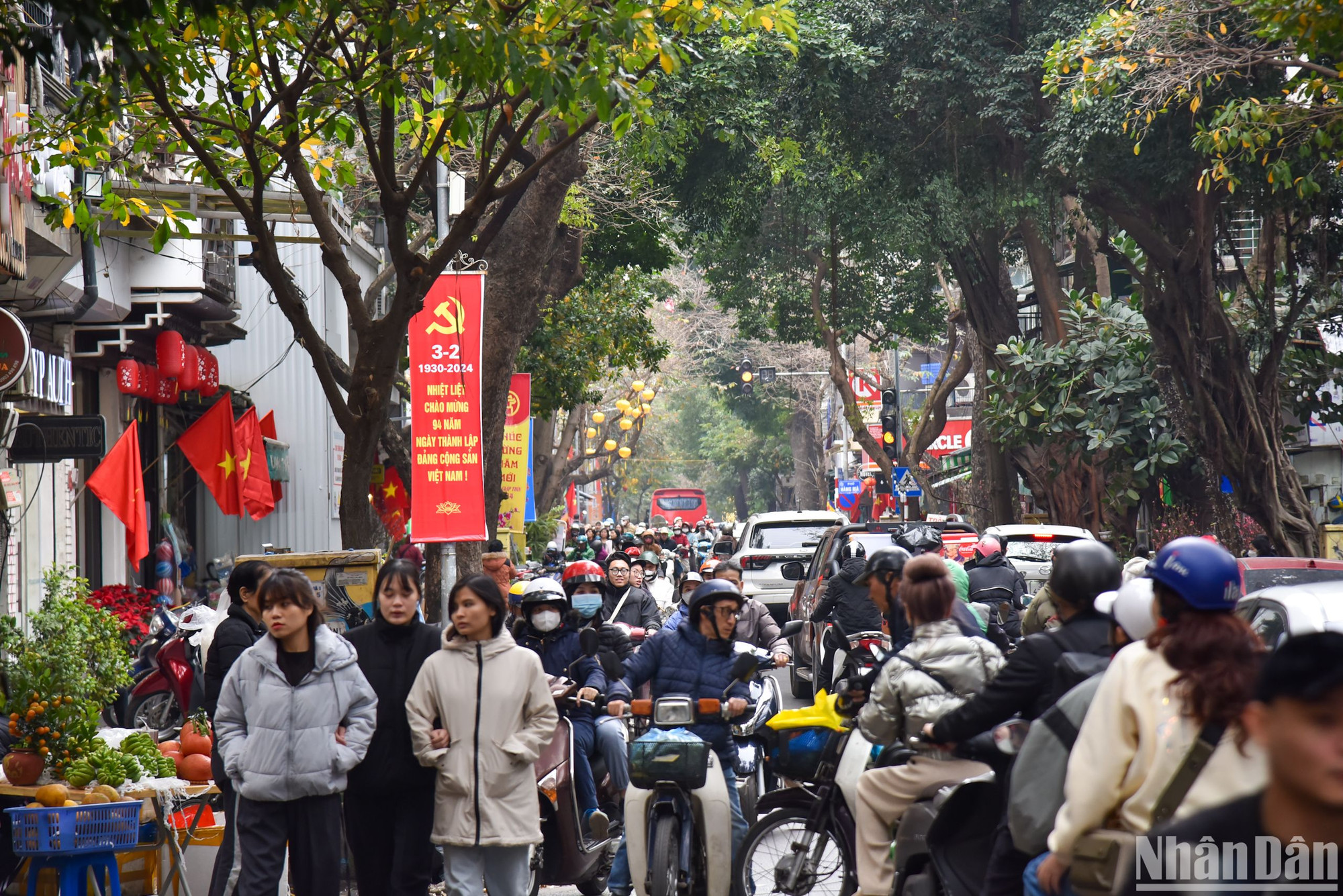 Hà Nội những ngày cận kề Tết Nguyên đán luôn đông đúc và tấp nập. Người dân đổ ra đường để mua sắm và vui chơi, kết thúc một năm làm việc chăm chỉ.