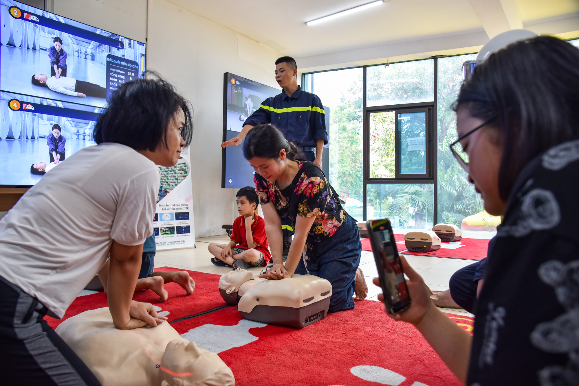 Tại đây có điểm nhấn là khu thực hành các mô hình ứng dụng trí tuệ nhân tạo, giả định các trường hợp cháy bằng công nghệ thực tế ảo giúp các bạn trẻ có thể dễ dàng tiếp cận những kỹ năng sơ cứu, phòng cháy chữa cháy khi xảy ra hỏa hoạn.