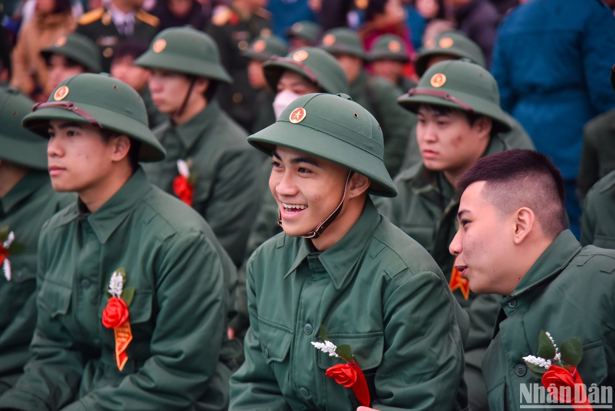 Nụ cười rạng rỡ của tân binh trong buổi lễ giao, nhận quân của quận Hai Bà Trưng, thành phố Hà Nội.