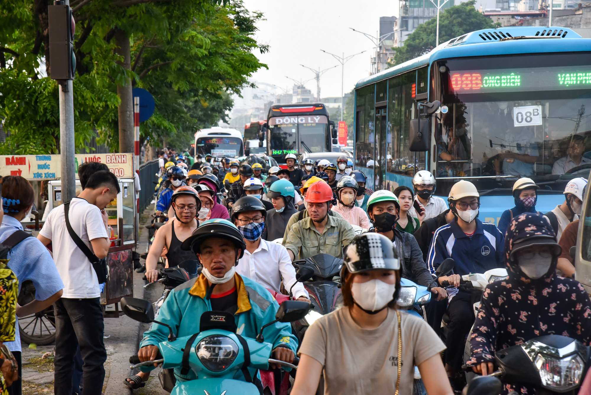 Đông đảo phương tiện di chuyển hướng về cửa ngõ phía nam Thủ đô tại đường Giải Phóng vào chiều 26/4.
