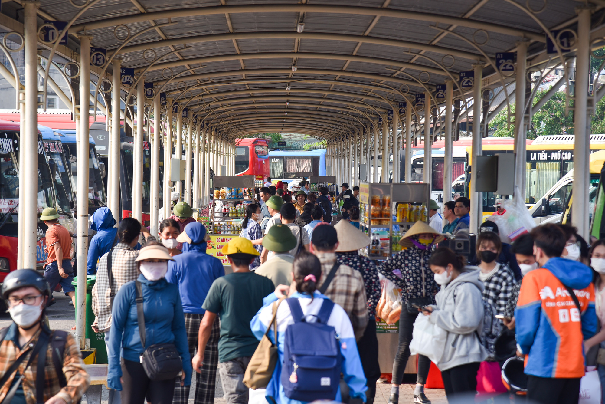 Vào lúc 16 giờ chiều, lượng khách đổ về bến xe Giáp Bát ngày càng đông đúc, ai ai cũng mau chóng trở về quê tận hưởng kỳ nghỉ lễ kéo dài.