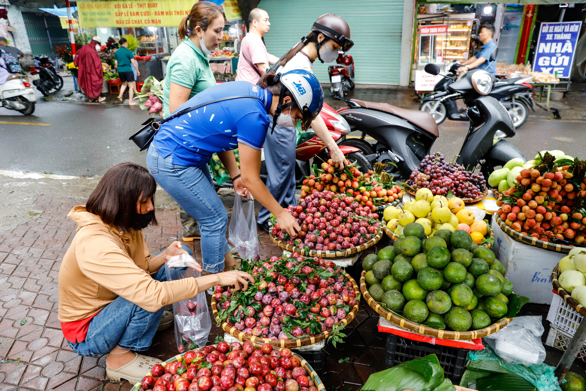 Cùng lúc đó tại chợ Nghĩa Tân (Cầu Giấy, Hà Nội) người dân đã có mặt từ sớm để chọn lựa hoa quả bày biện trên mâm cúng Tết Đoan Ngọ của gia đình. Cùng lúc đó tại chợ Nghĩa Tân (Cầu Giấy, Hà Nội) người dân đã có mặt từ sớm để chọn lựa hoa quả bày biện trên mâm cúng Tết Đoan Ngọ của gia đình.