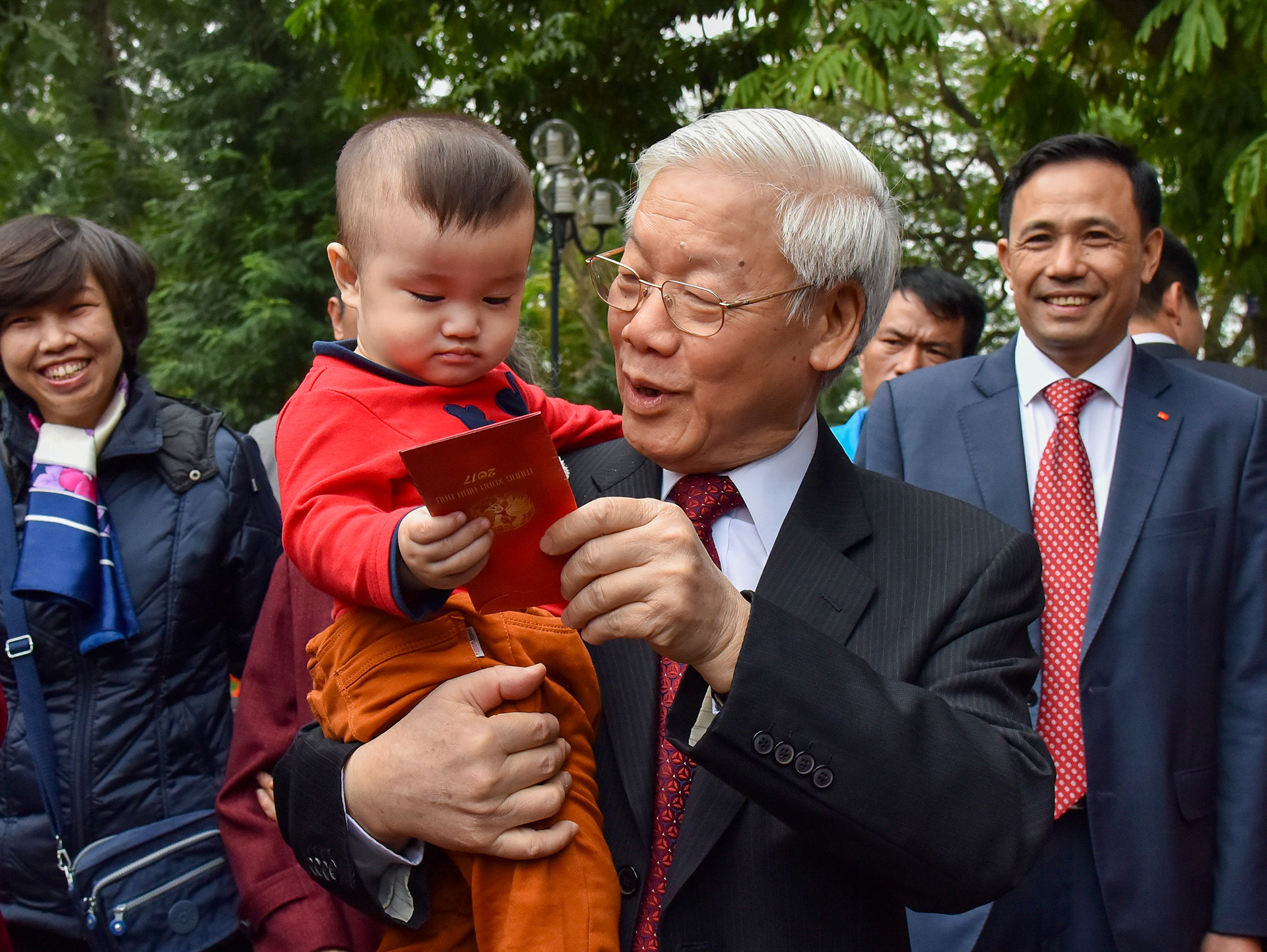 Tổng Bí thư Nguyễn Phú Trọng tặng quà các cháu thiếu nhi Thủ đô đang vui xuân bên đền Ngọc Sơn.