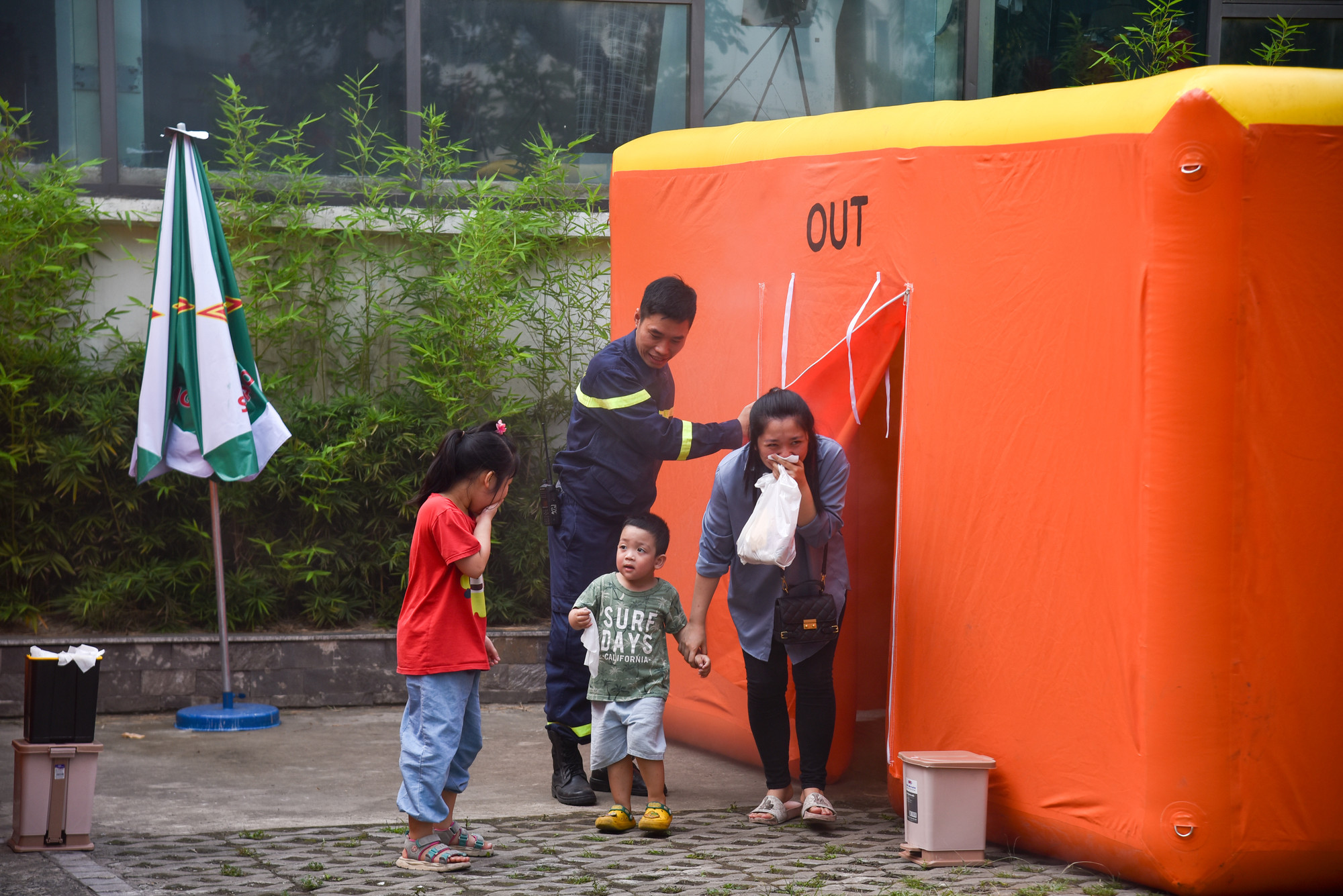 Để tránh bị ngạt khói trong hỏa hoạn, người dân cần phải cúi thấp người, lấy khăn tẩm nước để che phủ toàn bộ khuôn mặt, dùng một tay để định vị địa hình và di chuyển nhanh chóng đến nơi an toàn.