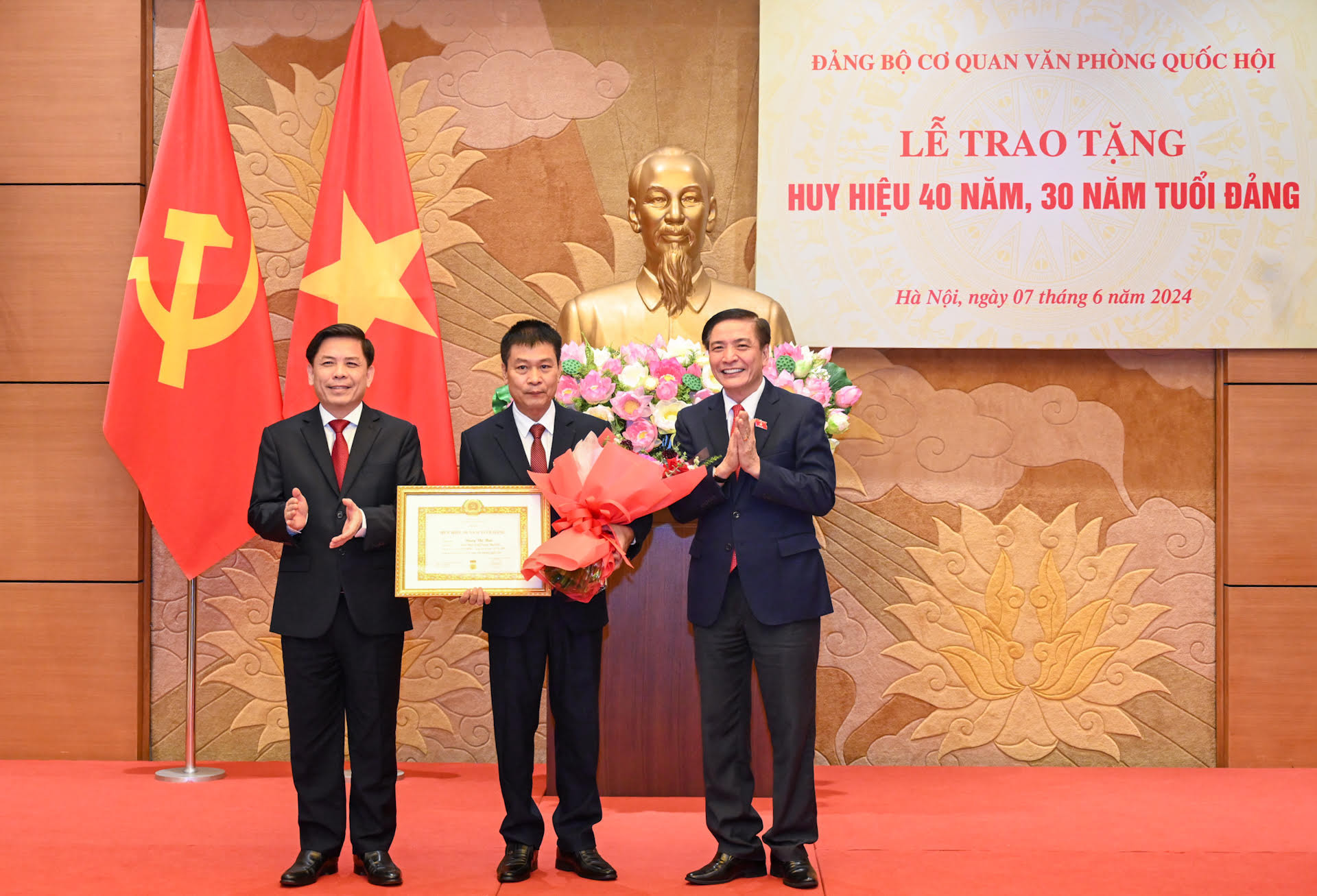 Bí thư Đảng ủy Khối các cơ quan Trung ương Nguyễn Văn Thể và Tổng Thư ký, Chủ nhiệm Văn phòng Quốc hội Bùi Văn Cường trao tặng Huy hiệu 30 năm tuổi Đảng cho đồng chí Đặng Vũ Hải.