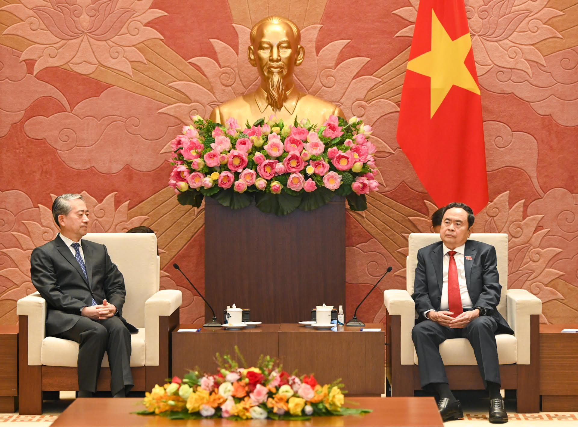 Chủ tịch Quốc hội Trần Thanh Mẫn và Đại sứ Trung Quốc Hùng Ba tại cuộc tiếp. Chủ tịch Quốc hội Trần Thanh Mẫn và Đại sứ Trung Quốc Hùng Ba tại cuộc tiếp.