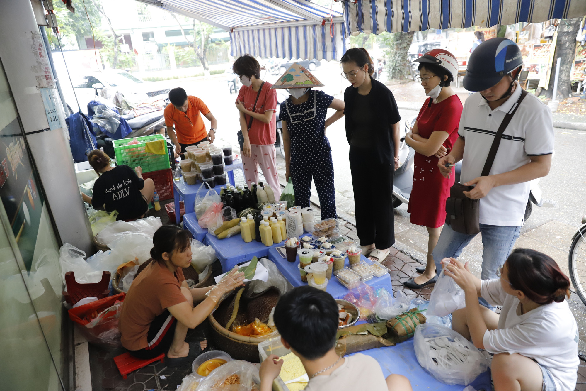 Giá rượu nếp ở đây dao động từ 25.000 - 30.000 đồng một hộp 0,5kg. Giá rượu nếp ở đây dao động từ 25.000 - 30.000 đồng một hộp 0,5kg.