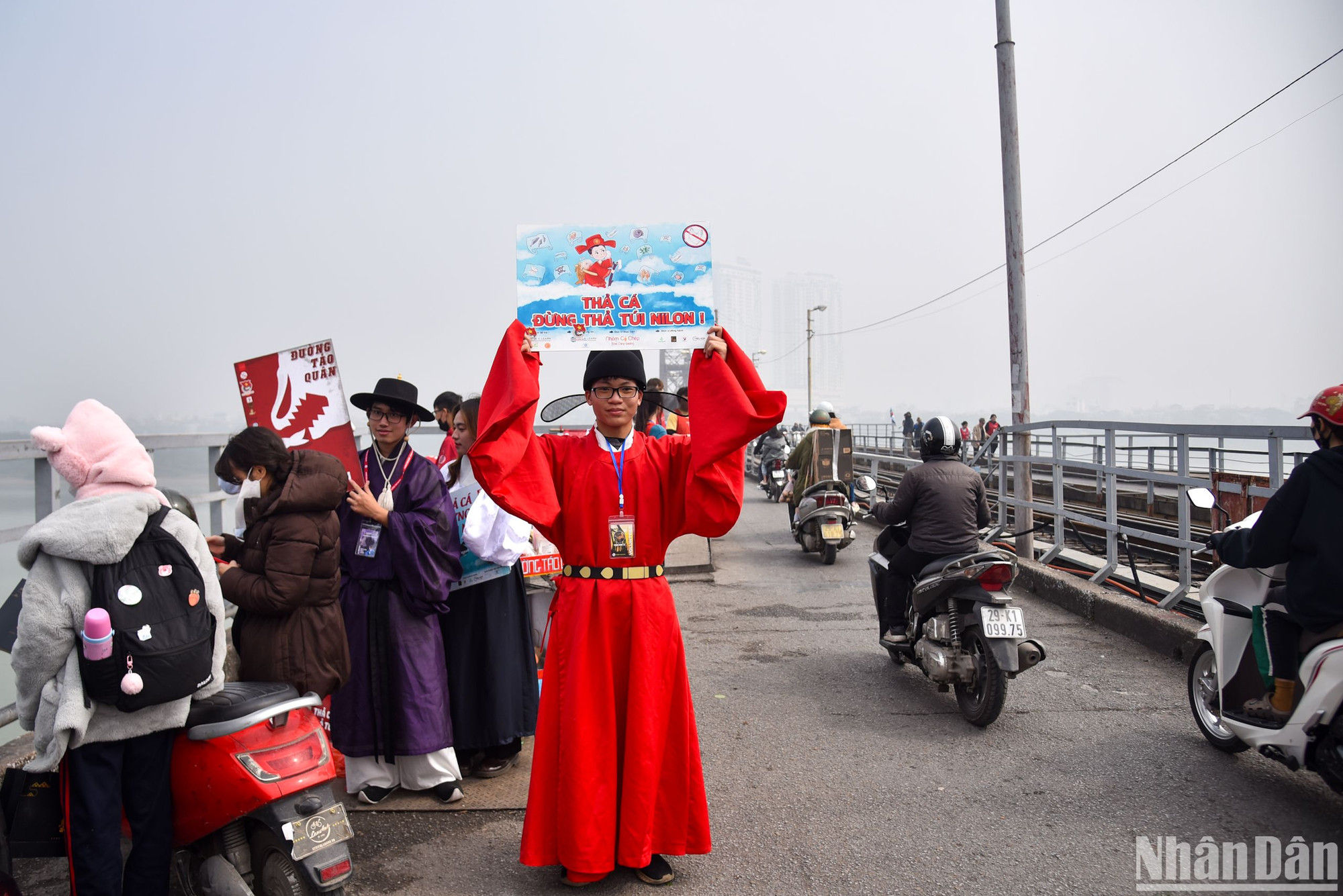 Tại đây đã có những nhóm bạn tình nguyện viên Đường táo quân với khẩu hiệu "Thả cá, đừng thả túi nilon!" với mục đích tuyên truyền người dân tránh phóng uế rác thải nilon ra ngoài môi trường.