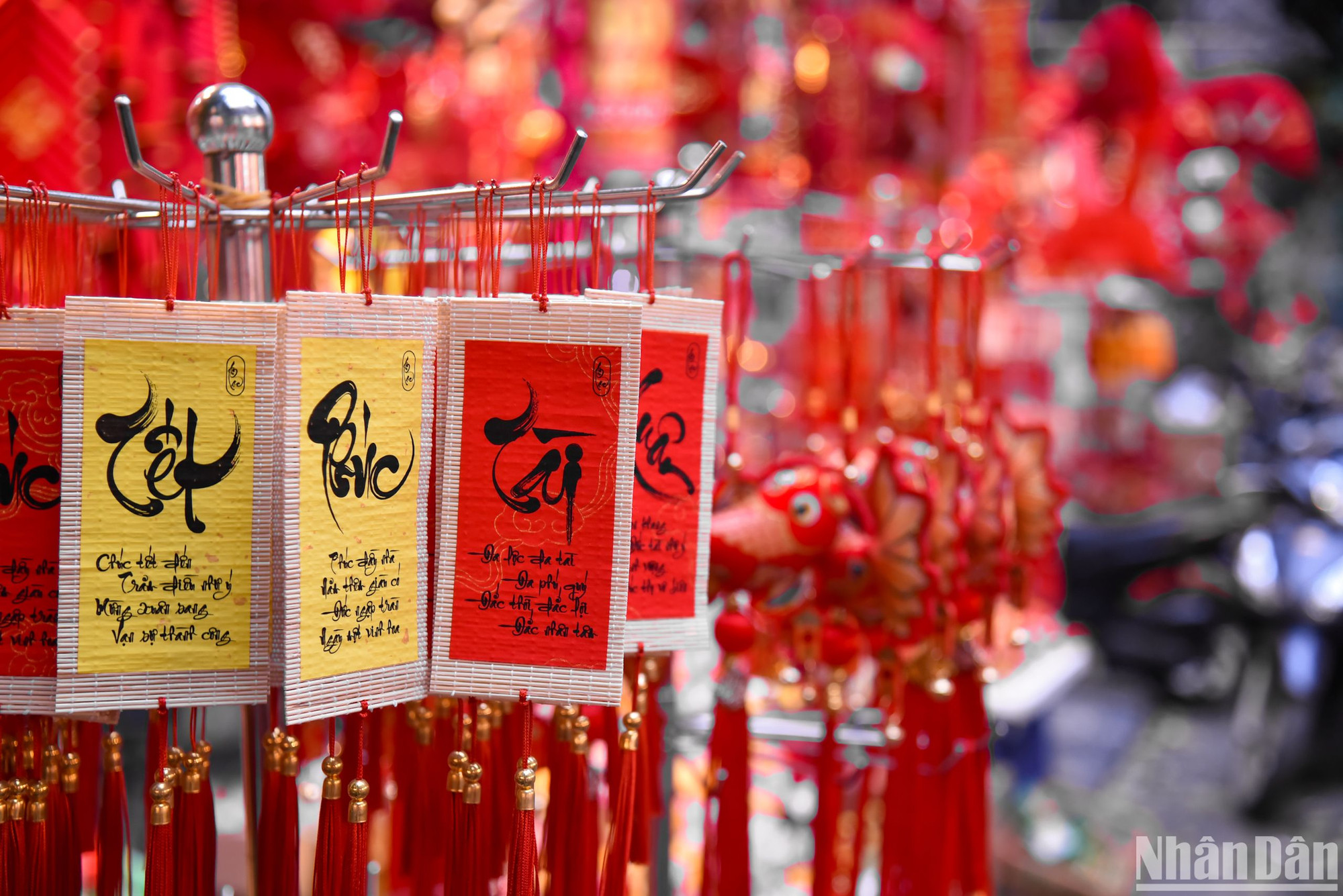 Những mặt hàng nơi đây mang đậm chất cổ truyền Việt Nam, đa dạng về hình thức lẫn màu sắc.