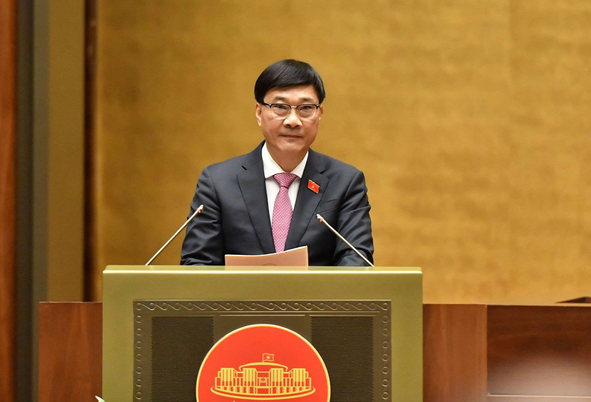 Chủ nhiệm Ủy ban Kinh tế của Quốc hội Vũ Hồng Thanh trình bày Báo cáo thẩm tra đánh giá bổ sung kết quả thực hiện kế hoạch phát triển kinh tế-xã hội và ngân sách nhà nước năm 2023; tình hình thực hiện kế hoạch phát triển kinh tế-xã hội và ngân sách nhà nước những tháng đầu năm 2024.