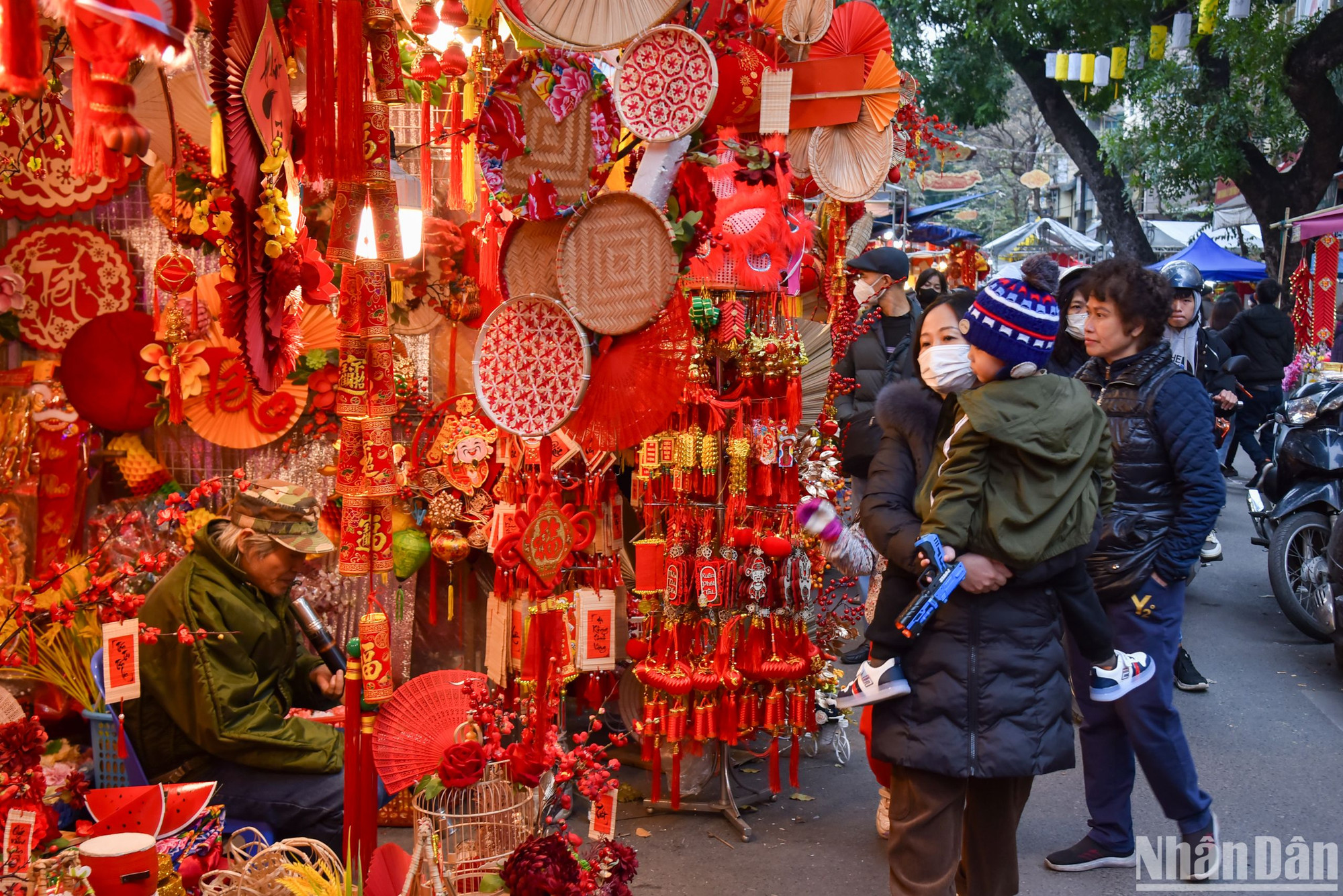 Không gian rực rỡ sắc màu mang đậm nét cổ truyền tại chợ hoa Tết Hàng Lược.