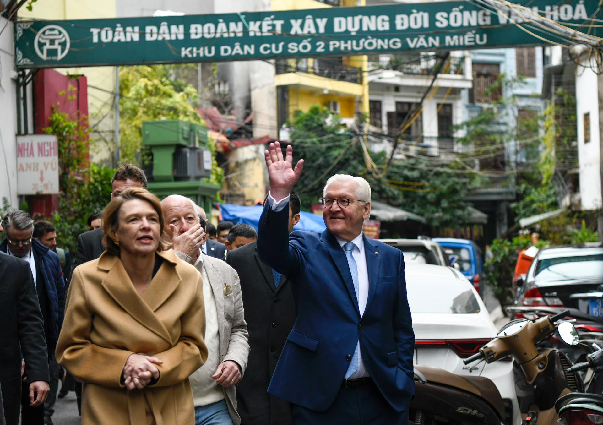 Sau khi rời Văn Miếu - Quốc Tử Giám, Tổng thống Đức Frank- Walter Steinmeier và Phu nhân đi bộ qua ngõ Thanh Miến vào quán thưởng thức cà-phê Việt Nam.