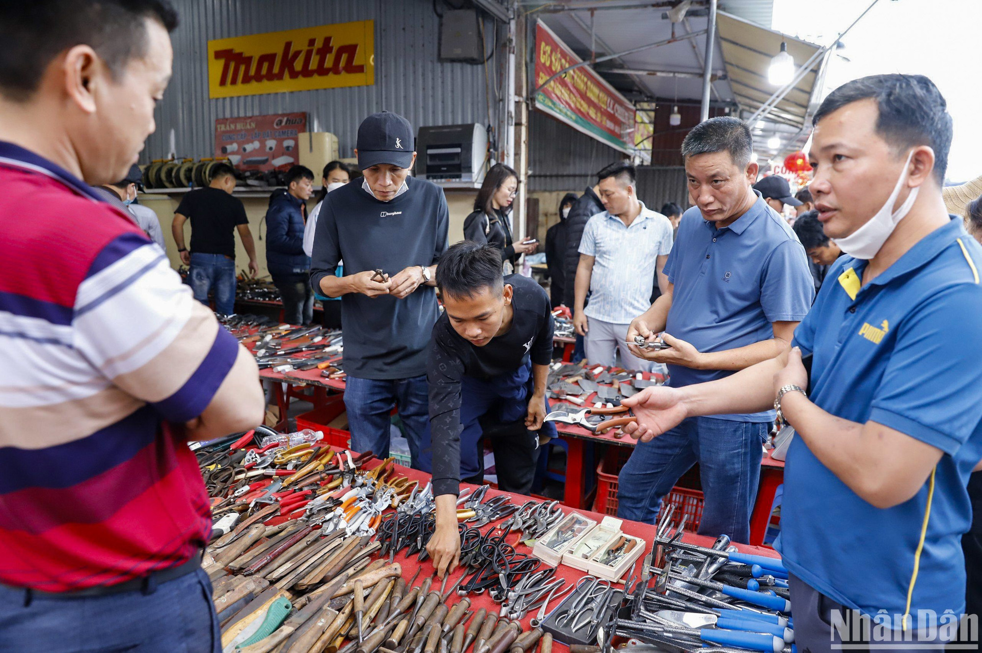 Những mặt hàng nông cụ ở đây rất quen thuộc với người dân trong đời sống hằng ngày. Tuy vậy họ tâm niệm rằng nếu mua được đồ tại phiên chợ họp duy nhất một lần trong năm này sẽ mang lại nhiều may mắn.