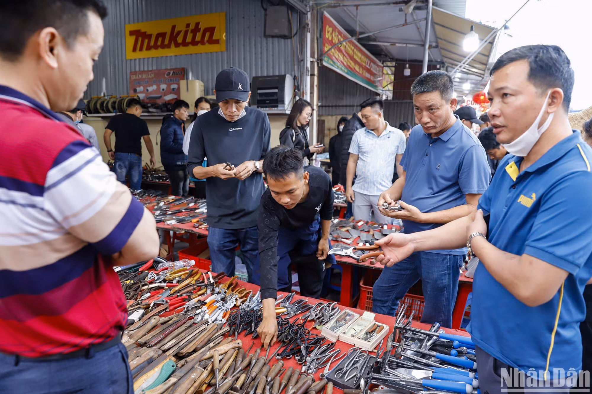 Những mặt hàng nông cụ ở đây rất quen thuộc với người dân trong đời sống hằng ngày. Tuy vậy họ tâm niệm rằng nếu mua được đồ tại phiên chợ họp duy nhất một lần trong năm này sẽ mang lại nhiều may mắn.