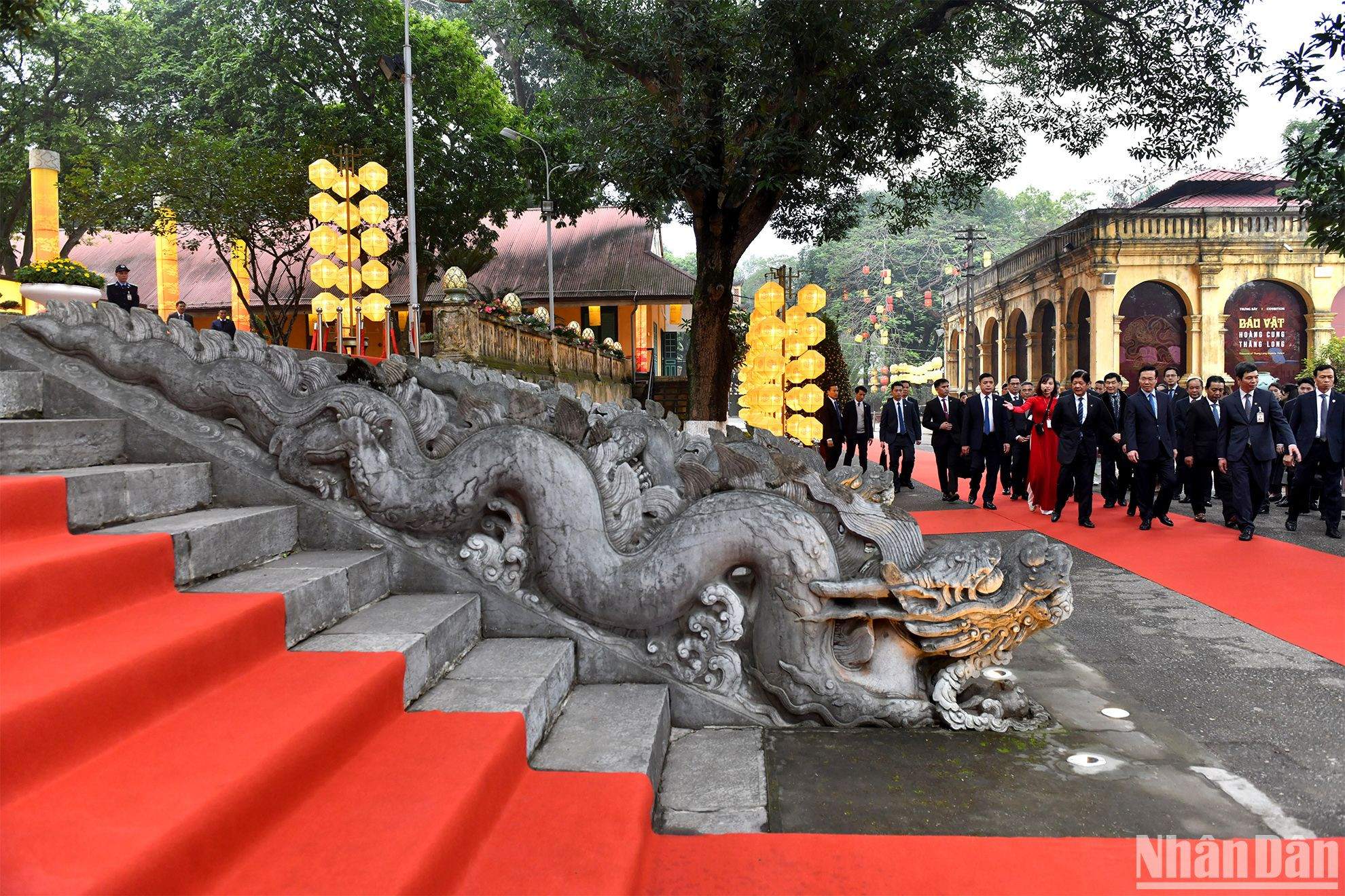 Chủ tịch nước Võ Văn Thưởng và Tổng thống Philippines Ferdinand Marcos Jr. tham quan Hoàng thành Thăng Long (Hà Nội).