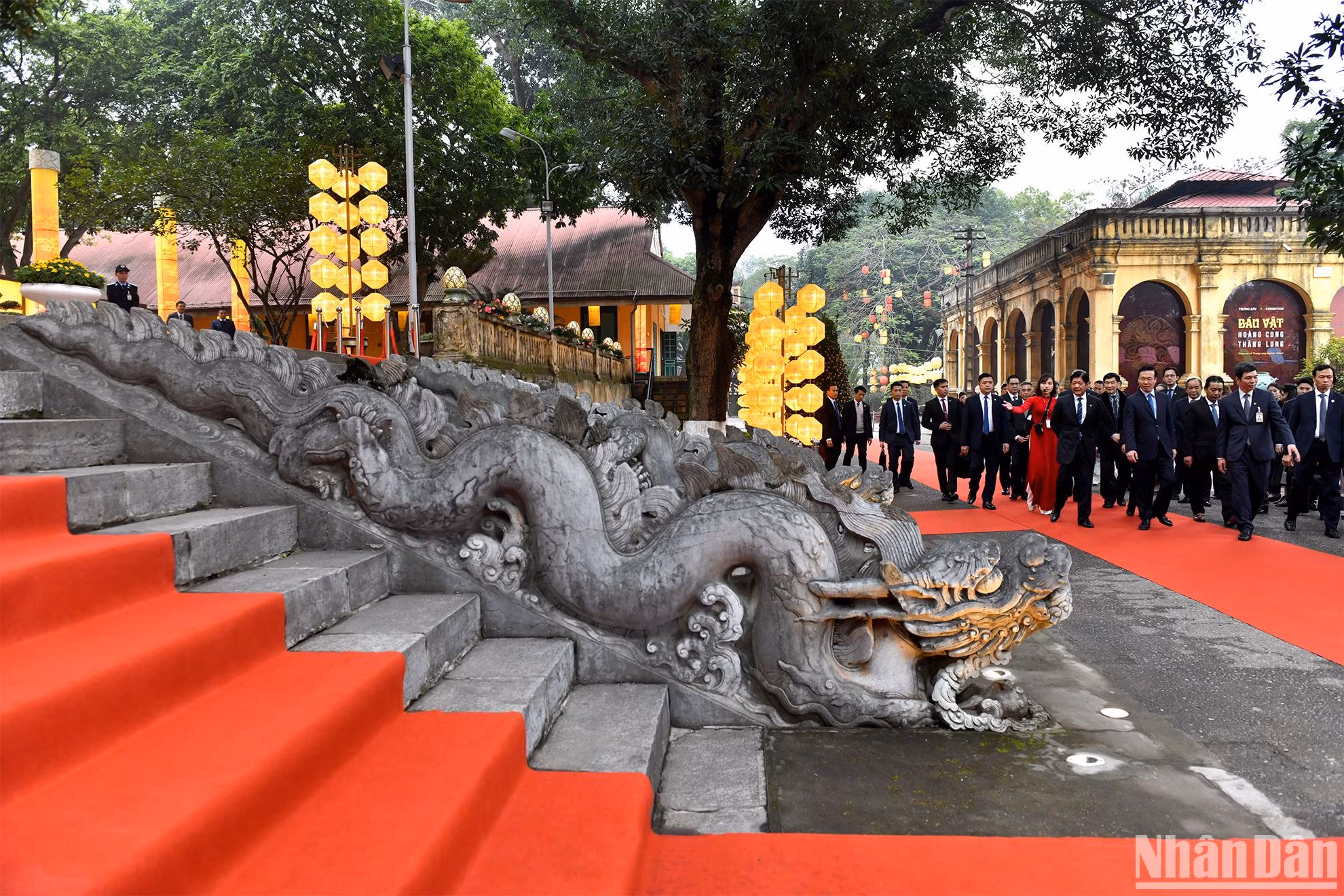 Chủ tịch nước Võ Văn Thưởng và Tổng thống Philippines Ferdinand Marcos Jr. tham quan Hoàng thành Thăng Long (Hà Nội).