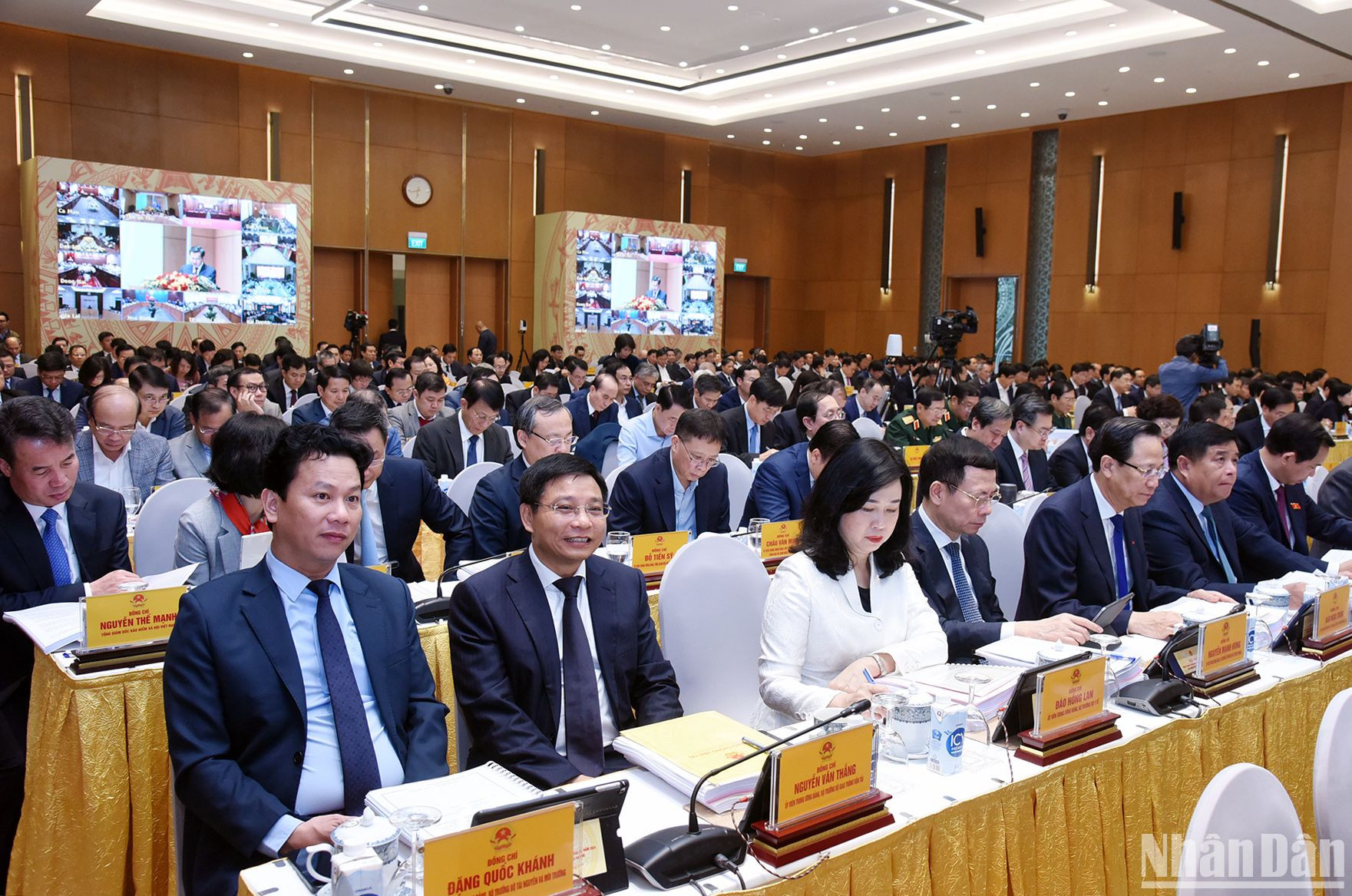 Lãnh đạo các bộ, ngành, cơ quan thuộc Chính phủ tham dự Hội nghị. Lãnh đạo các bộ, ngành, cơ quan thuộc Chính phủ tham dự Hội nghị.