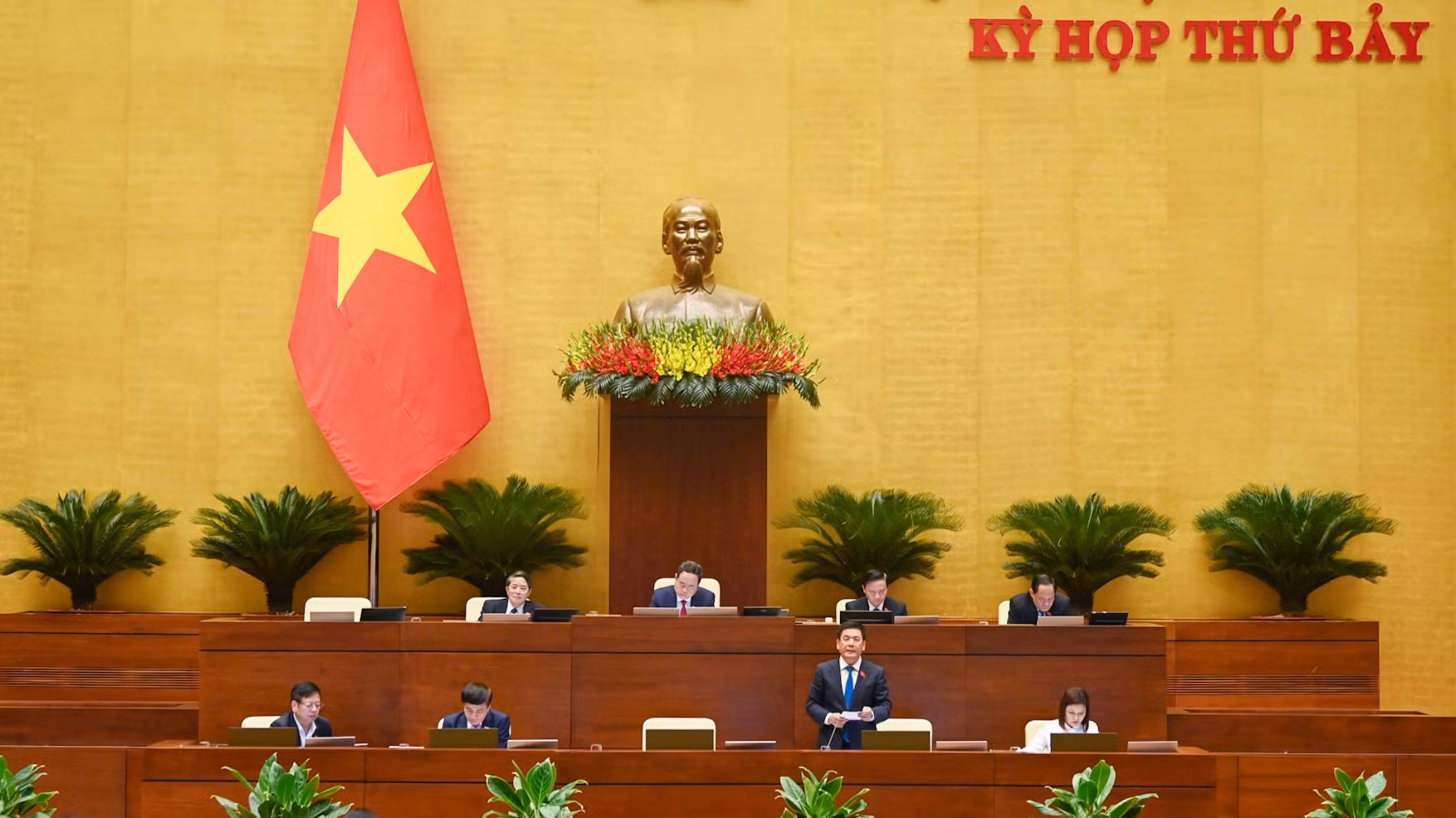 Bộ trưởng Công thương Nguyễn Hồng Diên trả lời chất vấn của các đại biểu Quốc hội.