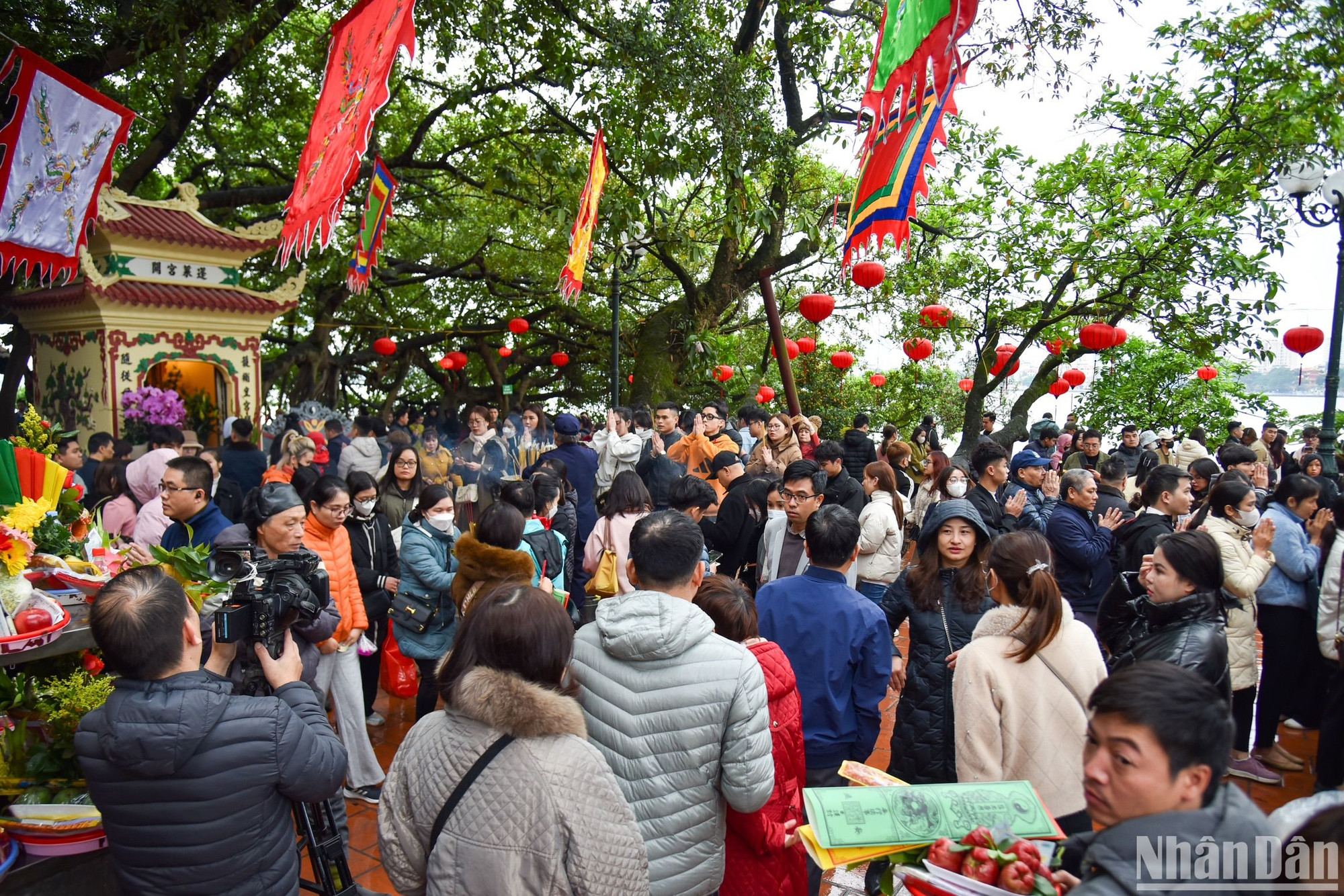 Hình ảnh phía bên trong phủ Tây Hồ được ghi nhận vào sáng hôm nay 24/2. Vào lúc 10 giờ 30 phút sáng, mưa đã bắt đầu ngớt giúp việc hành lễ của người dân trở nên dễ dàng hơn.