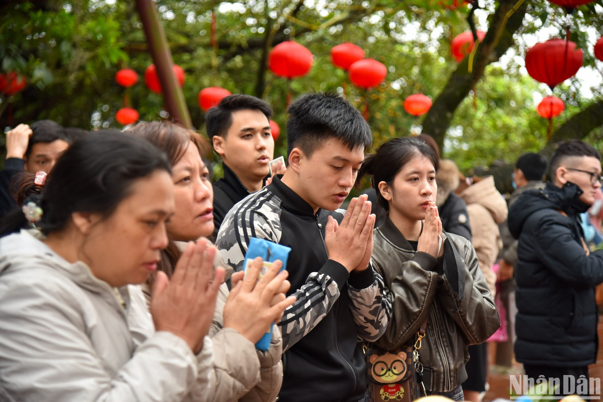 Tết Nguyên tiêu hay còn được biết đến là ngày rằm đầu tiên của năm Âm lịch. Đây là ngày lễ quan trọng trong đời sống văn hóa, tâm linh của người Việt. Trong ngày này, người dân thường đi cúng bái, lễ chùa cầu may cho một năm mới bình an, tài lộc.