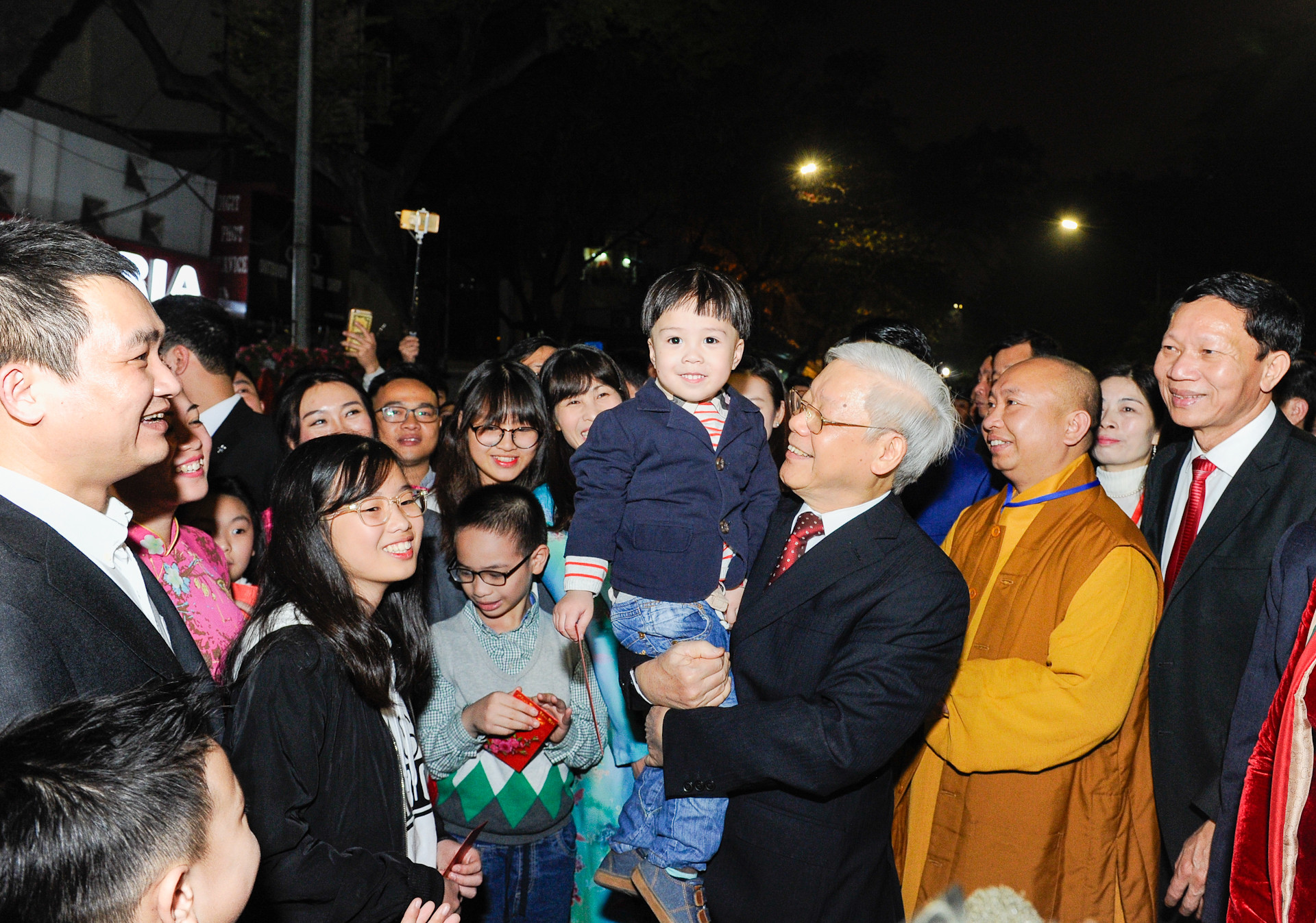 Tổng Bí thư Nguyễn Phú Trọng thăm hỏi, chúc Tết bà con nhân dân và các cháu thiếu nhi trong đêm Giao thừa.