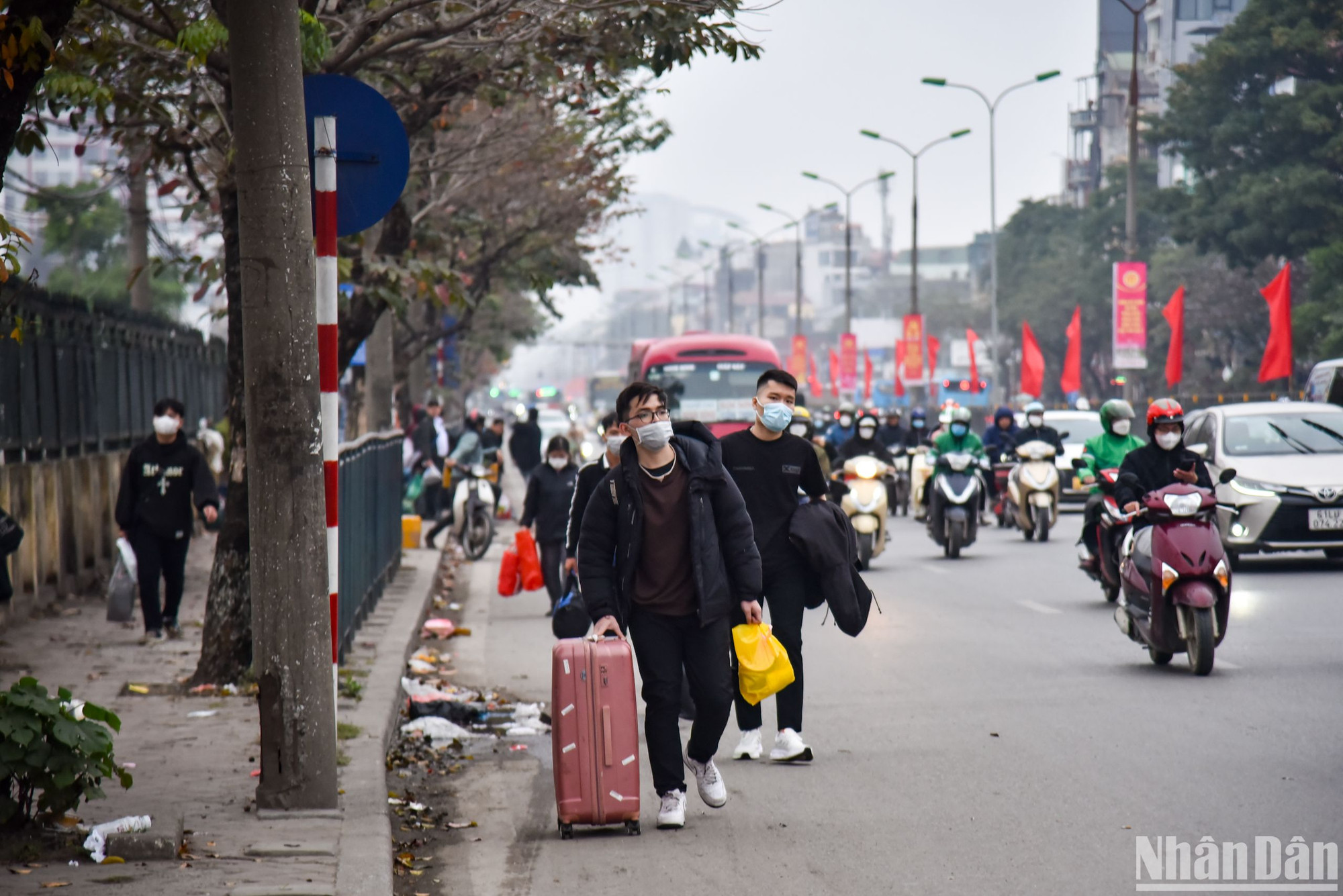 Lịch nghỉ Tết Nguyên đán năm nay bắt đầu từ thứ 5 ngày 8/2/2024 (tức ngày 29 tháng Chạp năm Quý Mão) đến hết thứ 4 ngày 14/2/2024 (tức ngày mùng 5 tháng Giêng năm Giáp Thìn). Trung tâm Khí tượng thủy văn quốc gia dự báo, Tết năm nay Thủ đô Hà Nội và miền bắc đón đợt không khí lạnh mới, có nơi rét đậm, nhưng hôm nay Thủ đô có thời tiết ôn hòa, thích hợp để người dân di chuyển về nhà đón Tết.