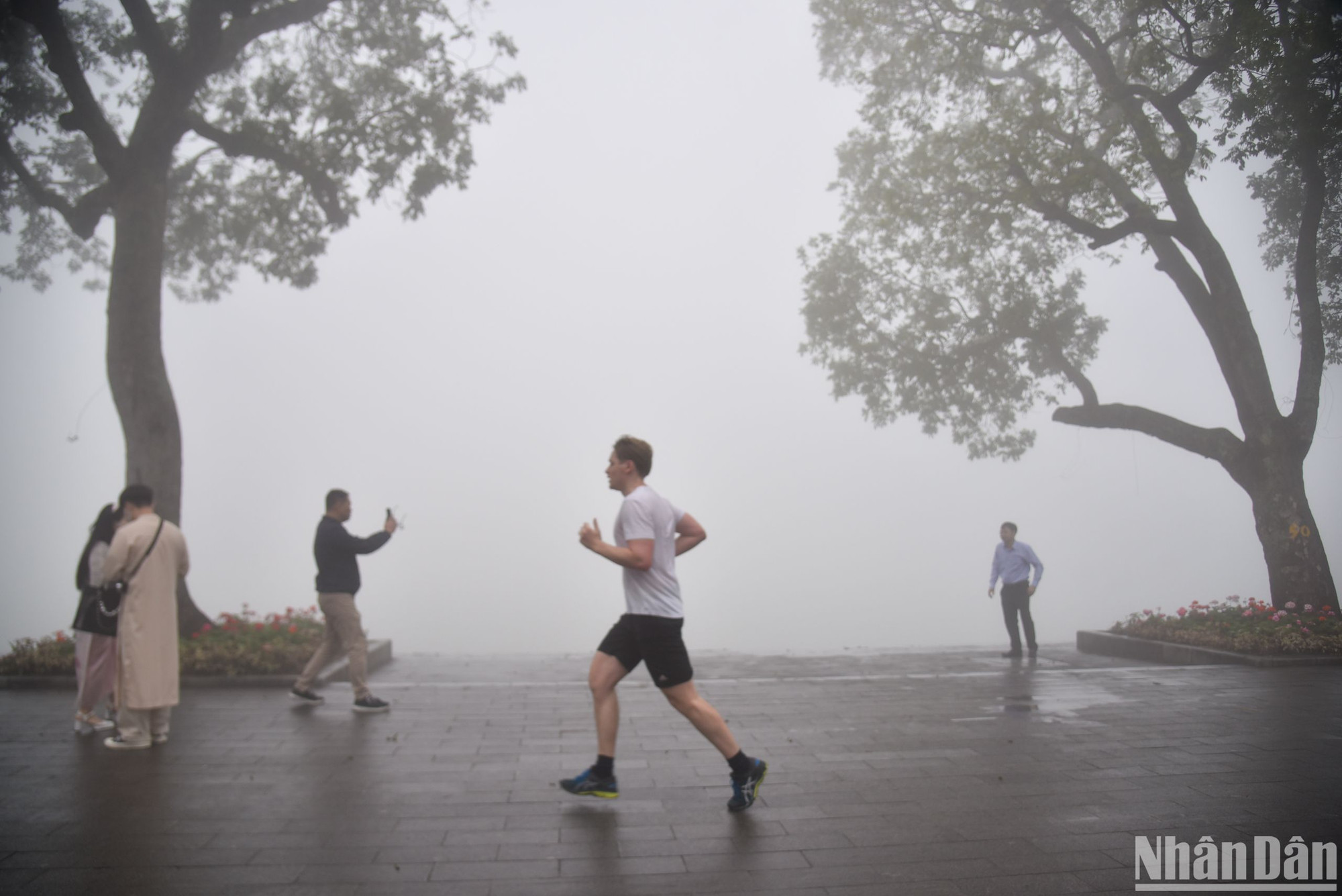 Tại khu vực Hồ Gươm, khắp nơi bị bao phủ bởi màn sương trắng xóa đi kèm với một chút mưa nhỏ gây ra tình trạng ẩm ướt kéo dài.