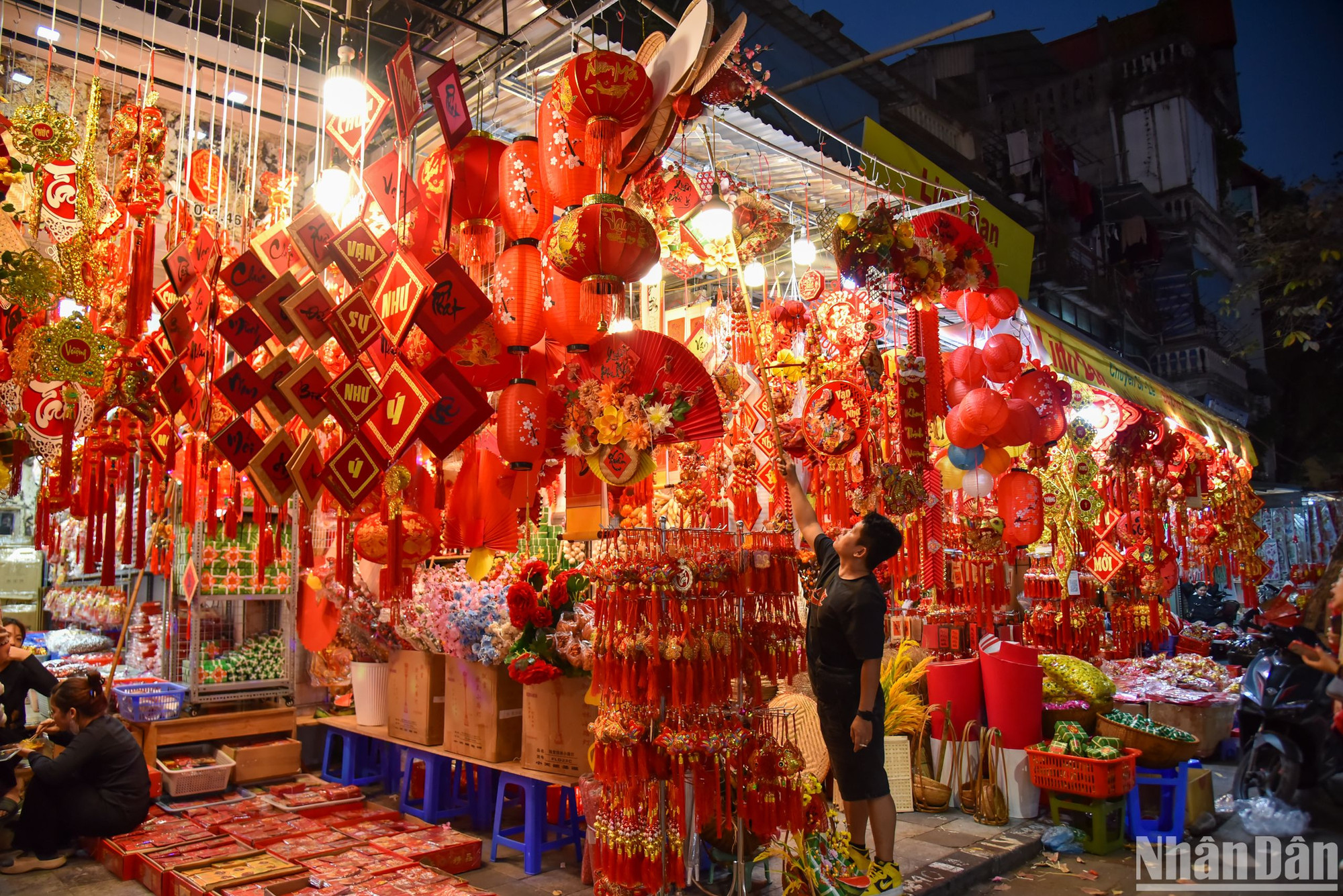 Một tiểu thương tại phố Hàng Mã cho biết: "Năm nay giá cả những mặt hàng tại đây khá bình ổn giống năm ngoái, dao động từ 50.000 đồng cho đến 300.000 đồng sản phẩm tùy kích cỡ và mẫu mã".