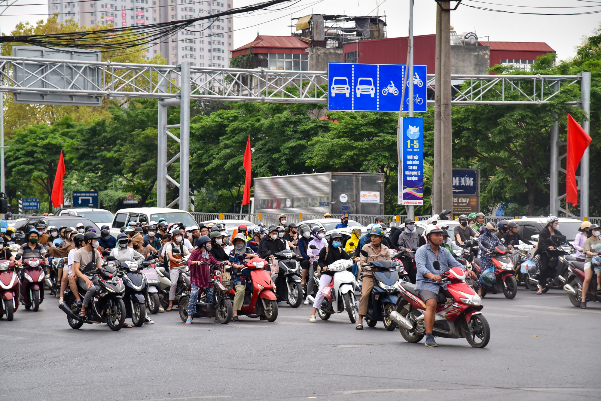 Càng về chiều, lượng phương tiện càng trở nên đông đúc. Càng về chiều, lượng phương tiện càng trở nên đông đúc.